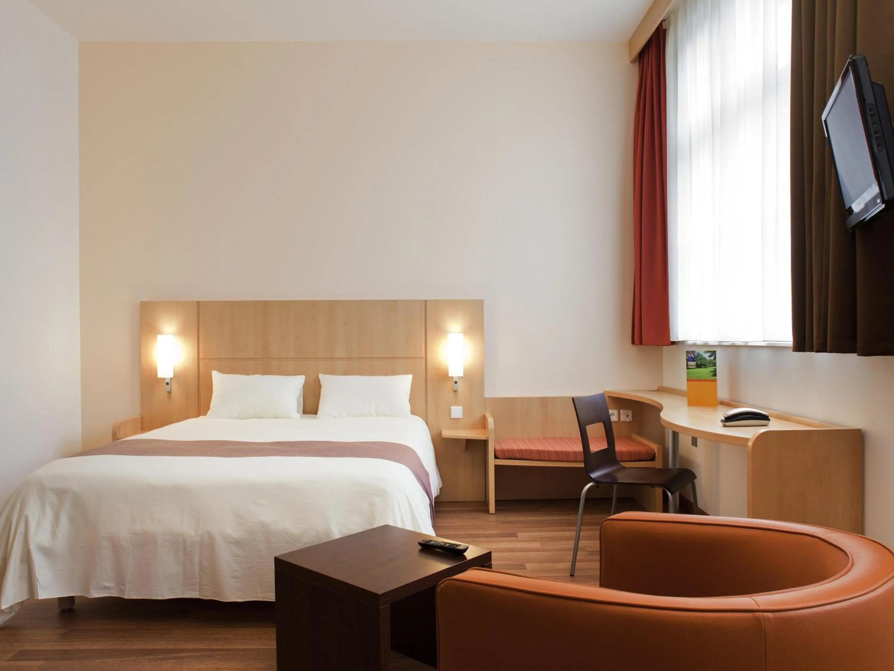 Bedroom, Bed in ibis Karlsruhe Hauptbahnhof