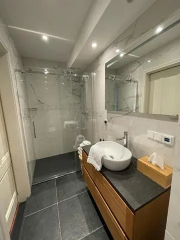 Bathroom in Hotel De Gravin