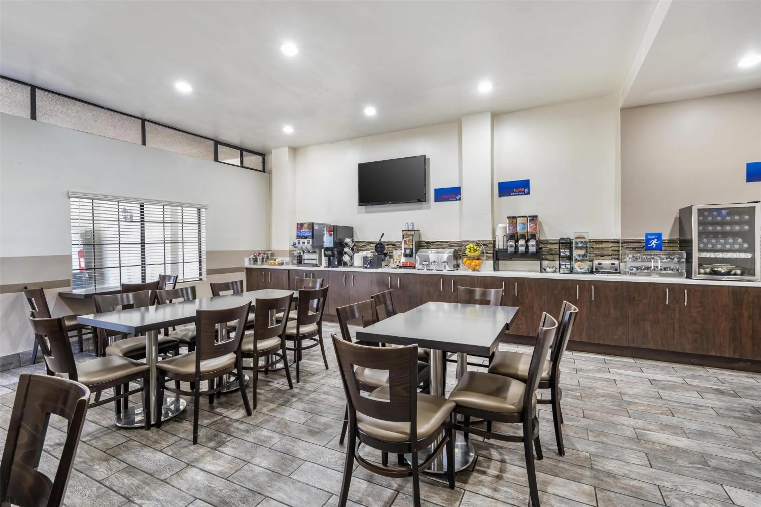 Breakfast in Best Western Airpark Hotel - LAX Airport LA Stadium