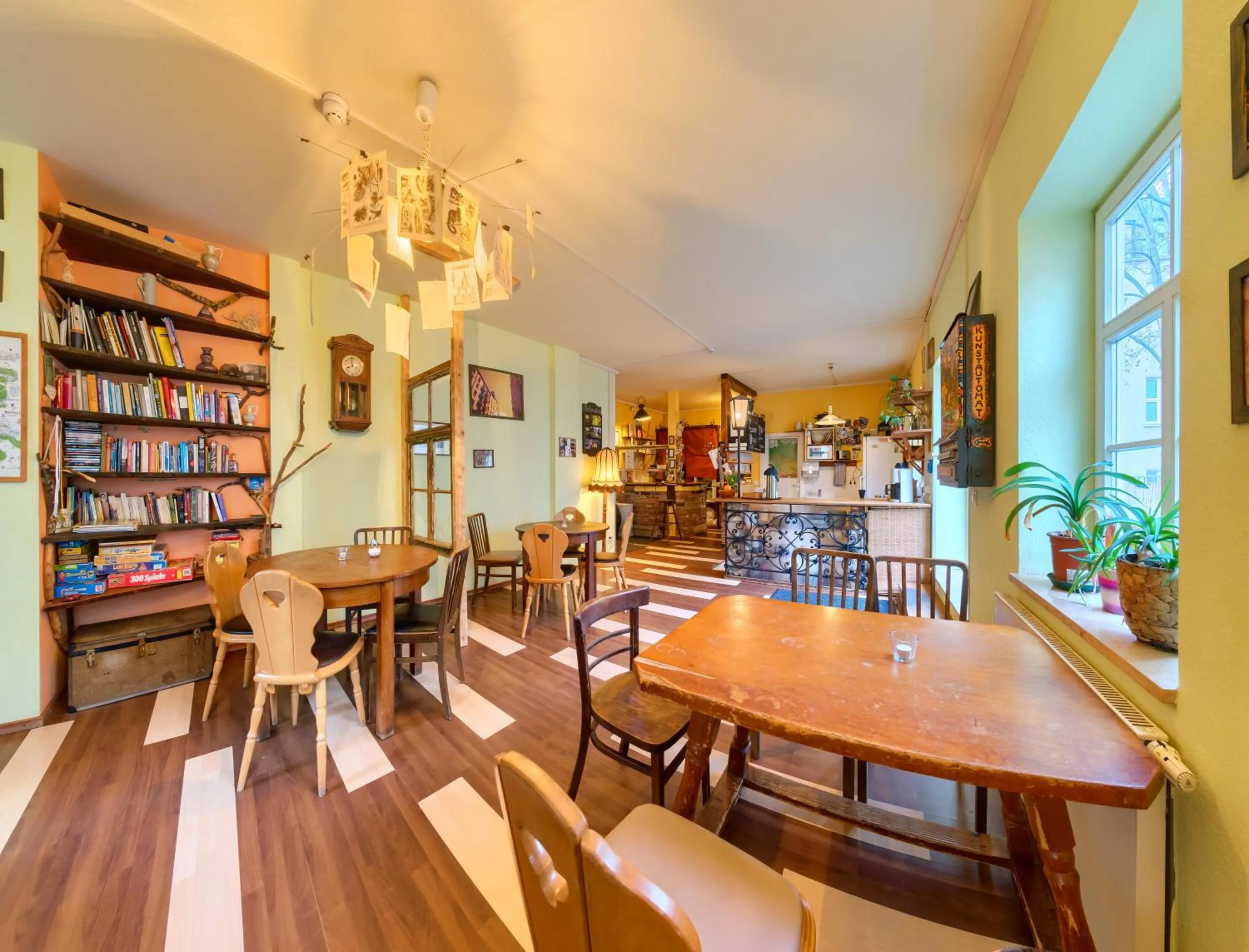 Library in Labyrinth Hostel Weimar