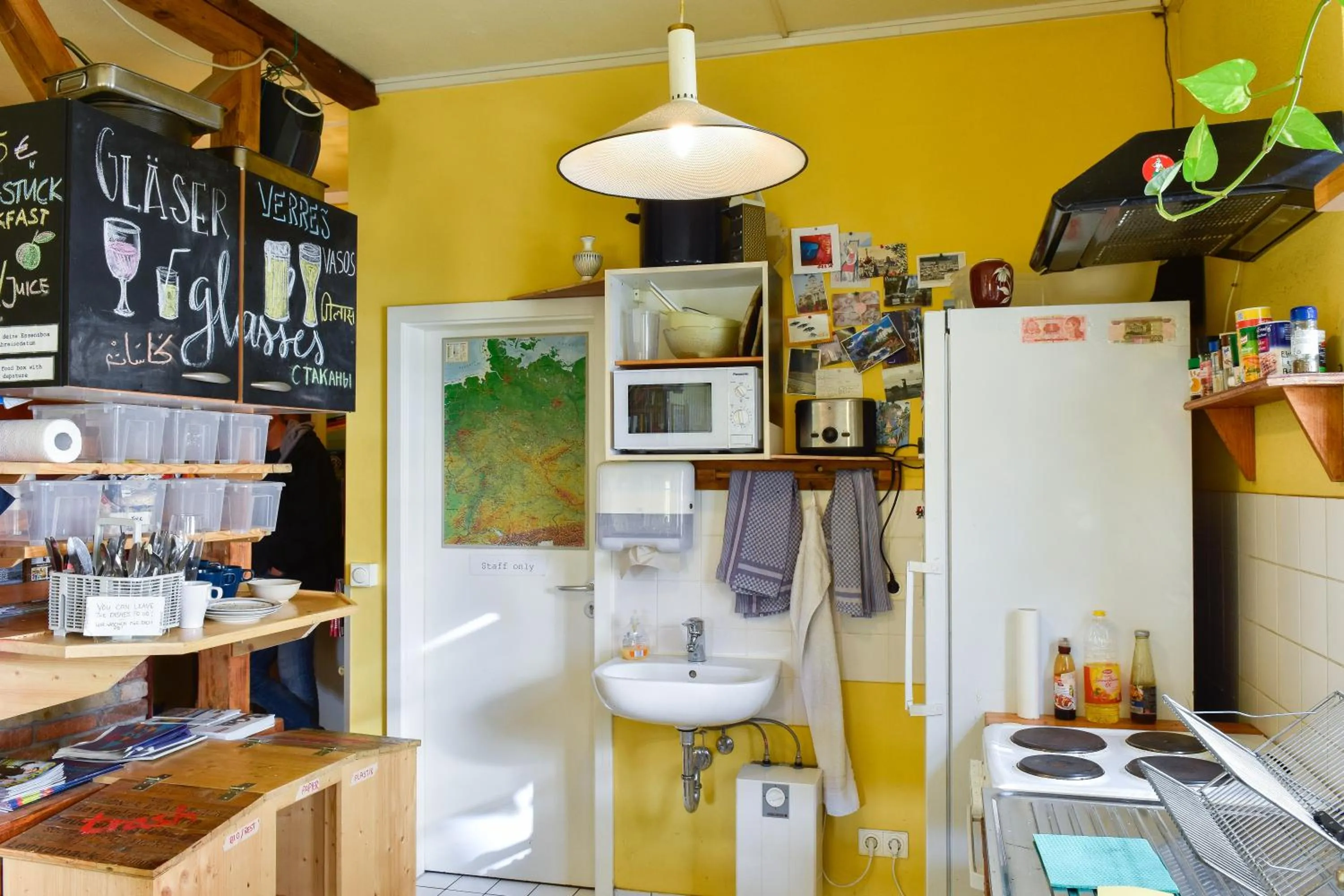 Communal kitchen in Labyrinth Hostel Weimar