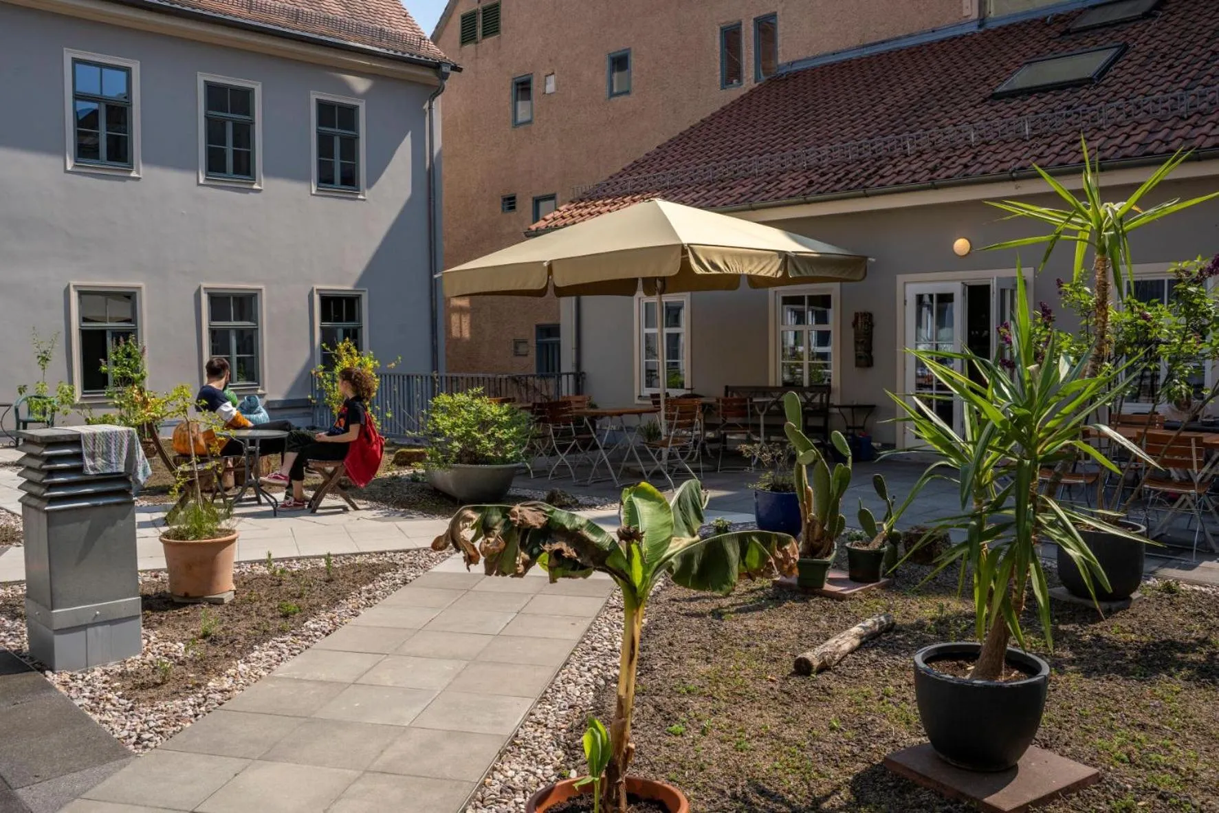 Garden in Labyrinth Hostel Weimar