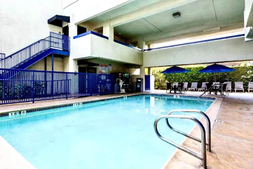 Swimming pool in Quality Inn & Suites Los Angeles Airport - LAX
