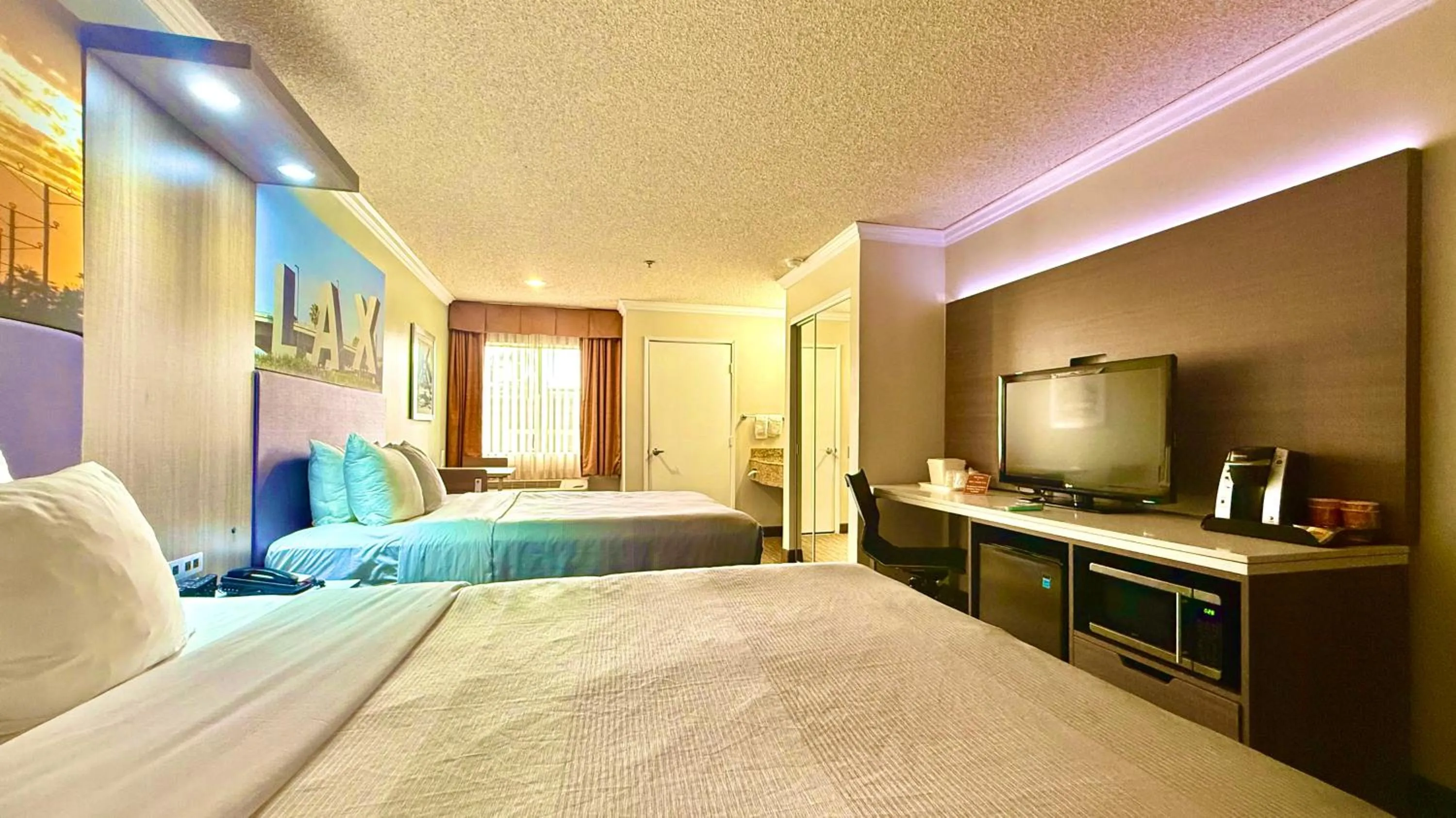 Bed in Quality Inn & Suites Los Angeles Airport - LAX