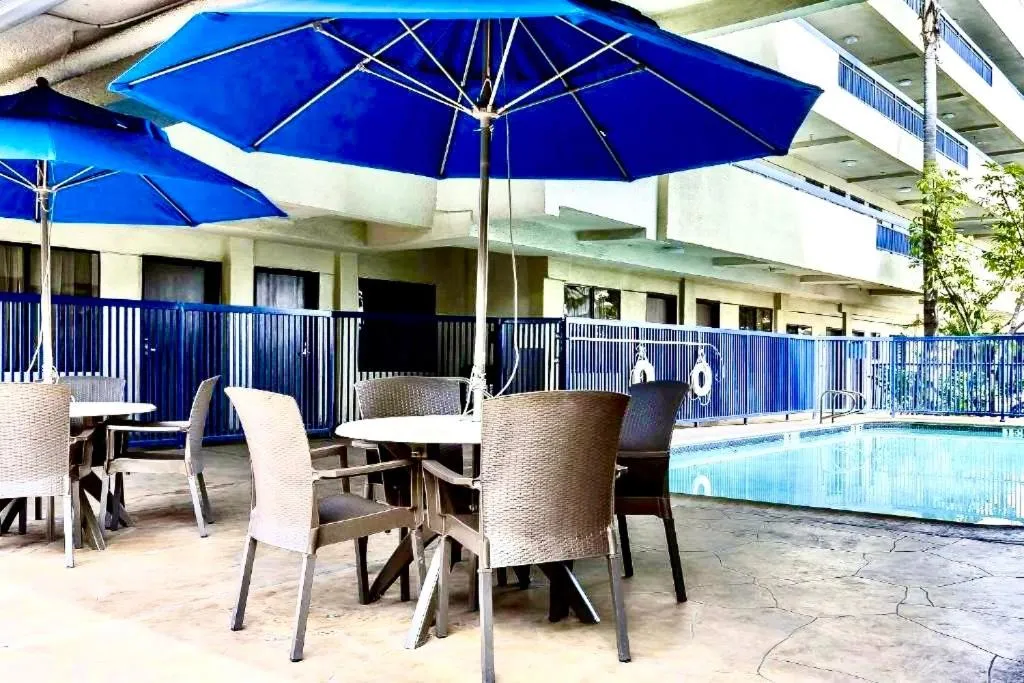 Swimming pool in Quality Inn & Suites Los Angeles Airport - LAX