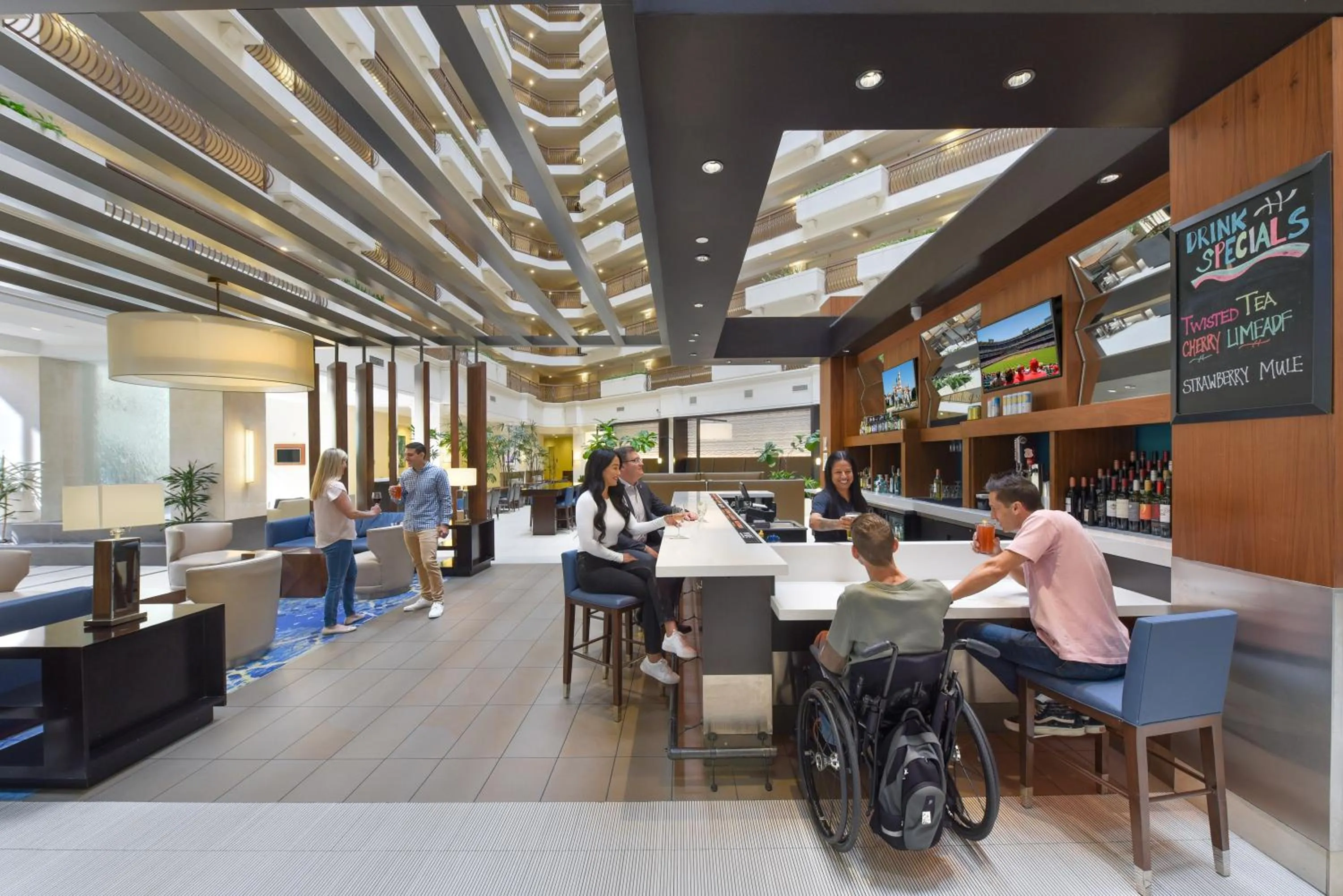 Lounge or bar in Embassy Suites by Hilton Anaheim-Orange