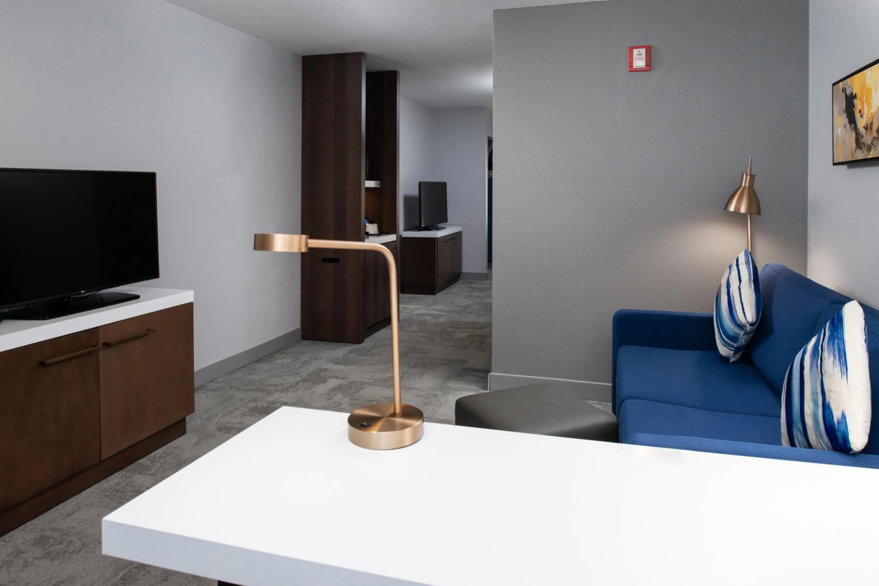 Seating area, Bed in Hilton Garden Inn Baton Rouge Airport