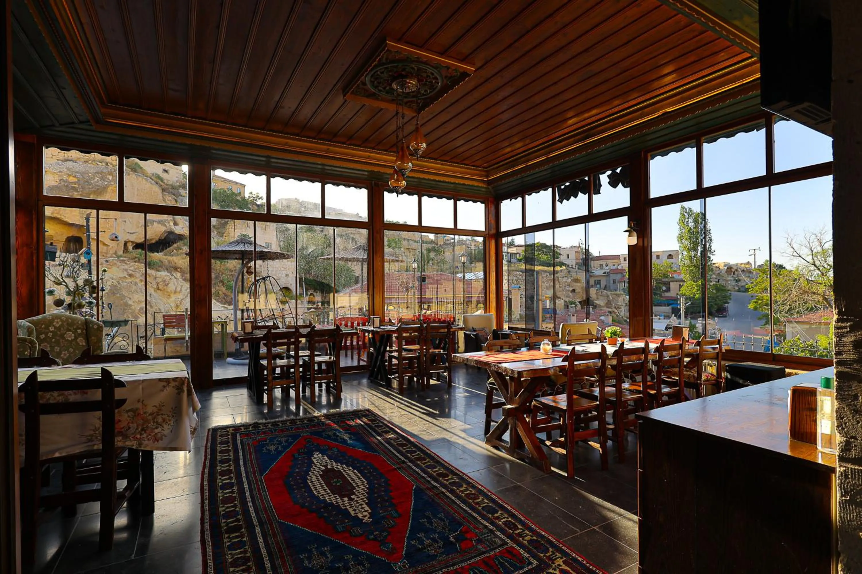 Restaurant/places to eat in Demisos Caves Hotel