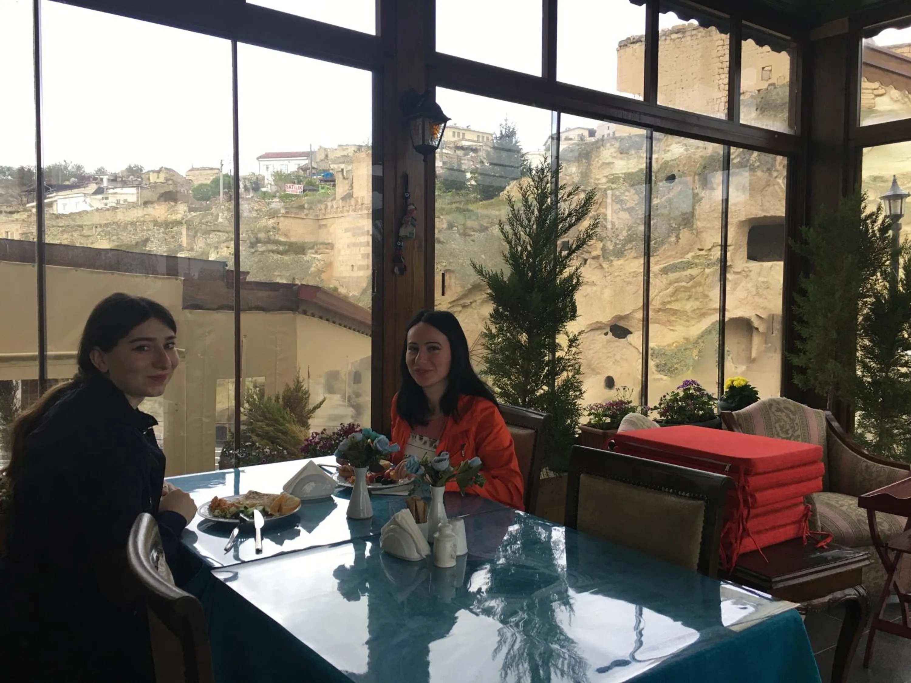 Restaurant/places to eat in Demisos Caves Hotel