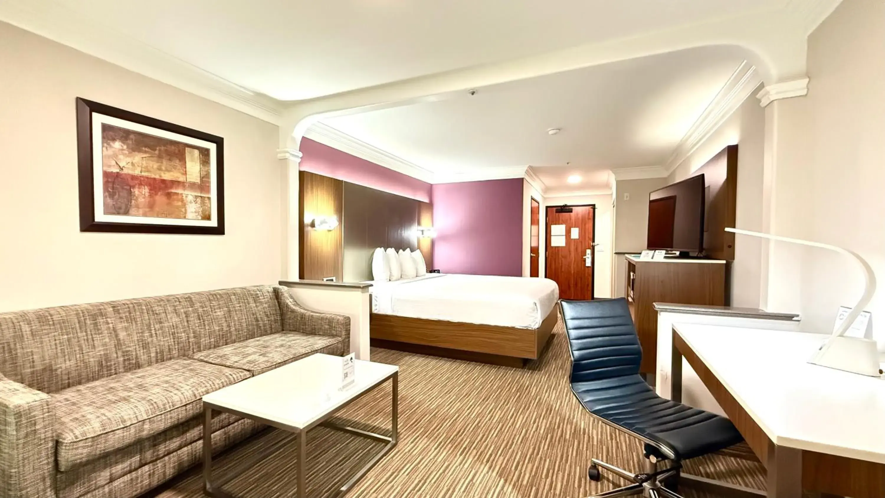 King Room with Sofa Bed and Pool View - Non-Smoking in Best Western Plus Suites Hotel - Los Angeles LAX Airport King Room with Sofa Bed and Pool View - Non-Smoking in Best Western Plus Suites Hotel - Los Angeles LAX Airport