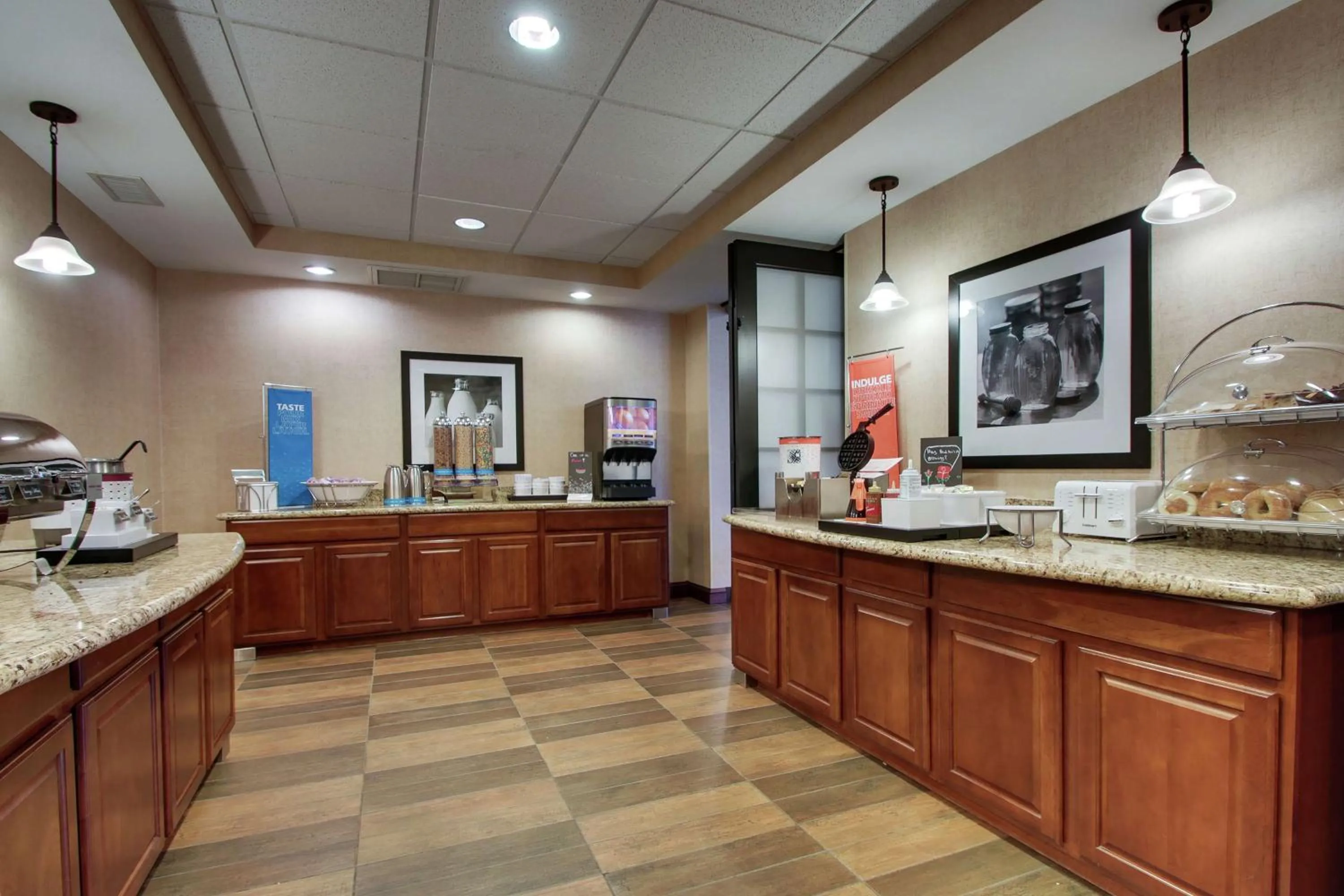 Dining area in Hampton Inn & Suites Denver Littleton