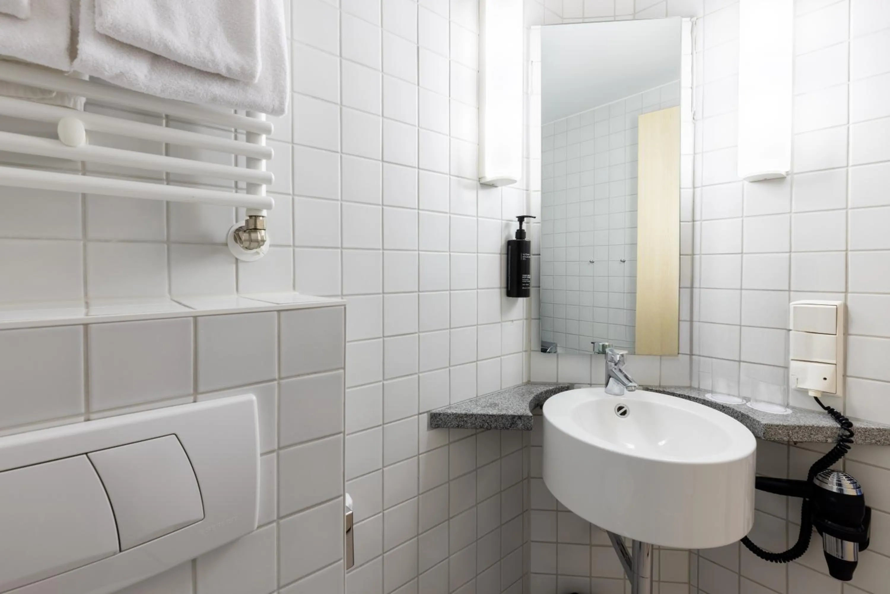 Toilet in Garner Hotel Kiel - Akademie