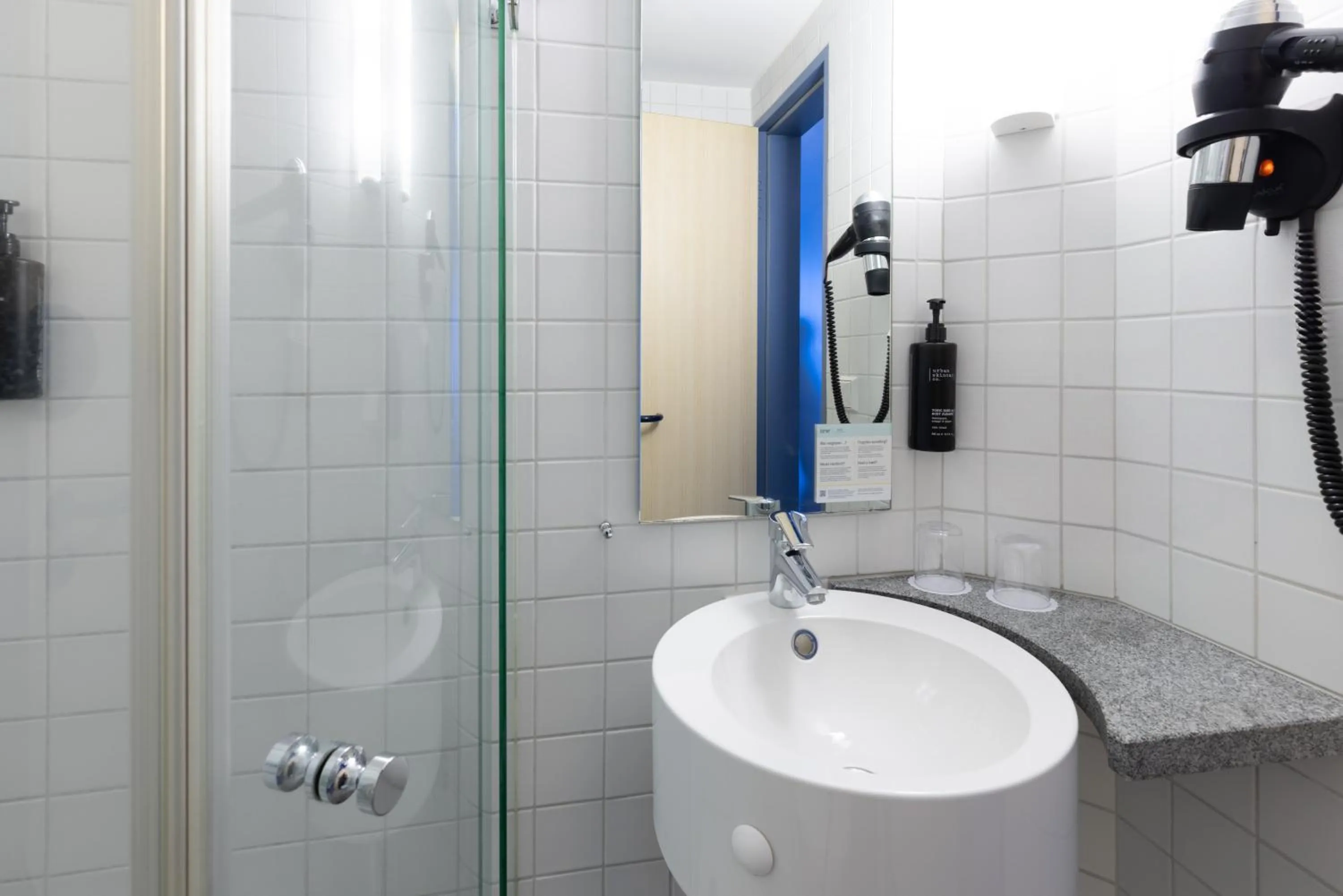 Shower in Garner Hotel Kiel - Akademie