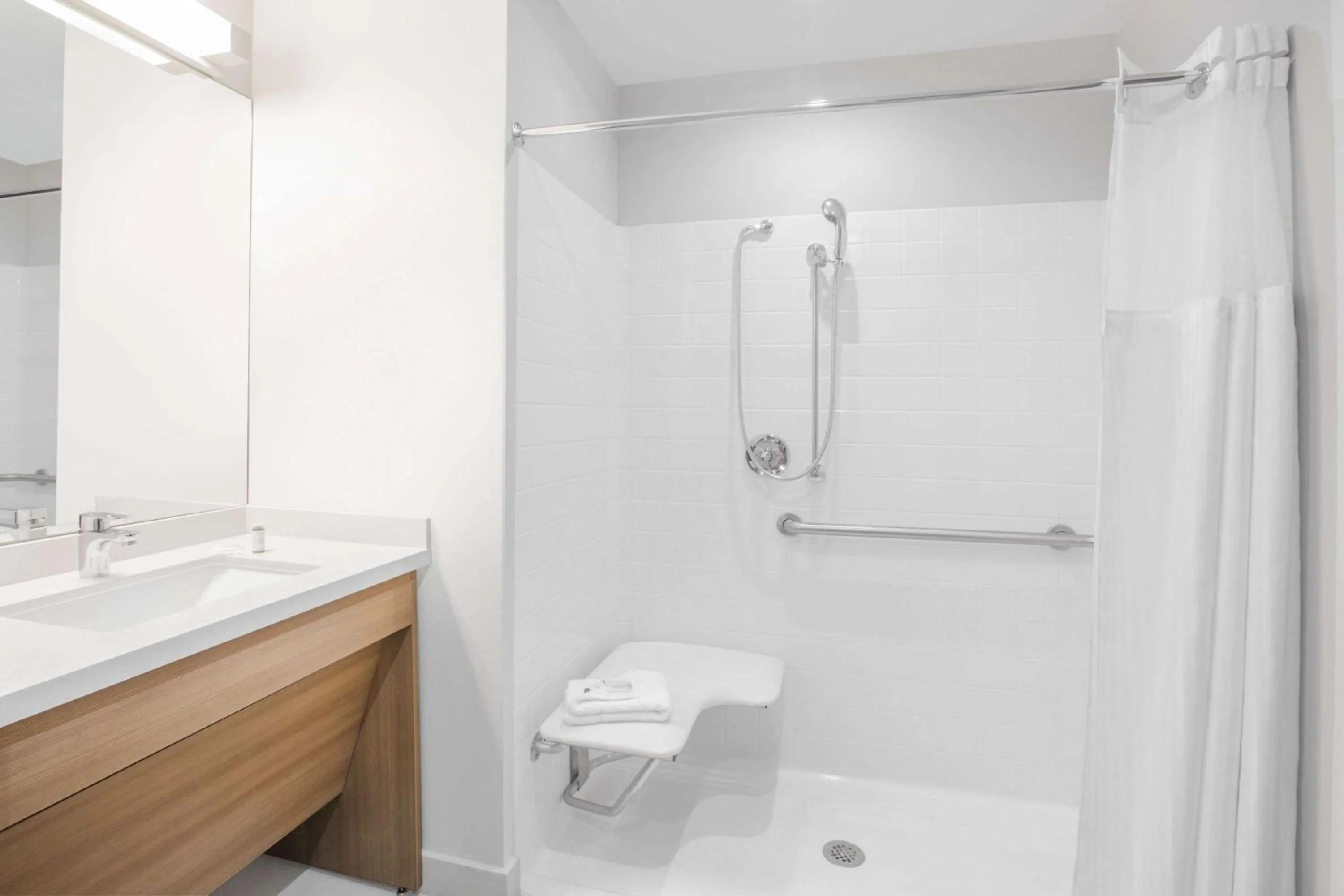 Shower in Microtel Inn & Suites by Wyndham Cuauhtemoc Campos Menonitas