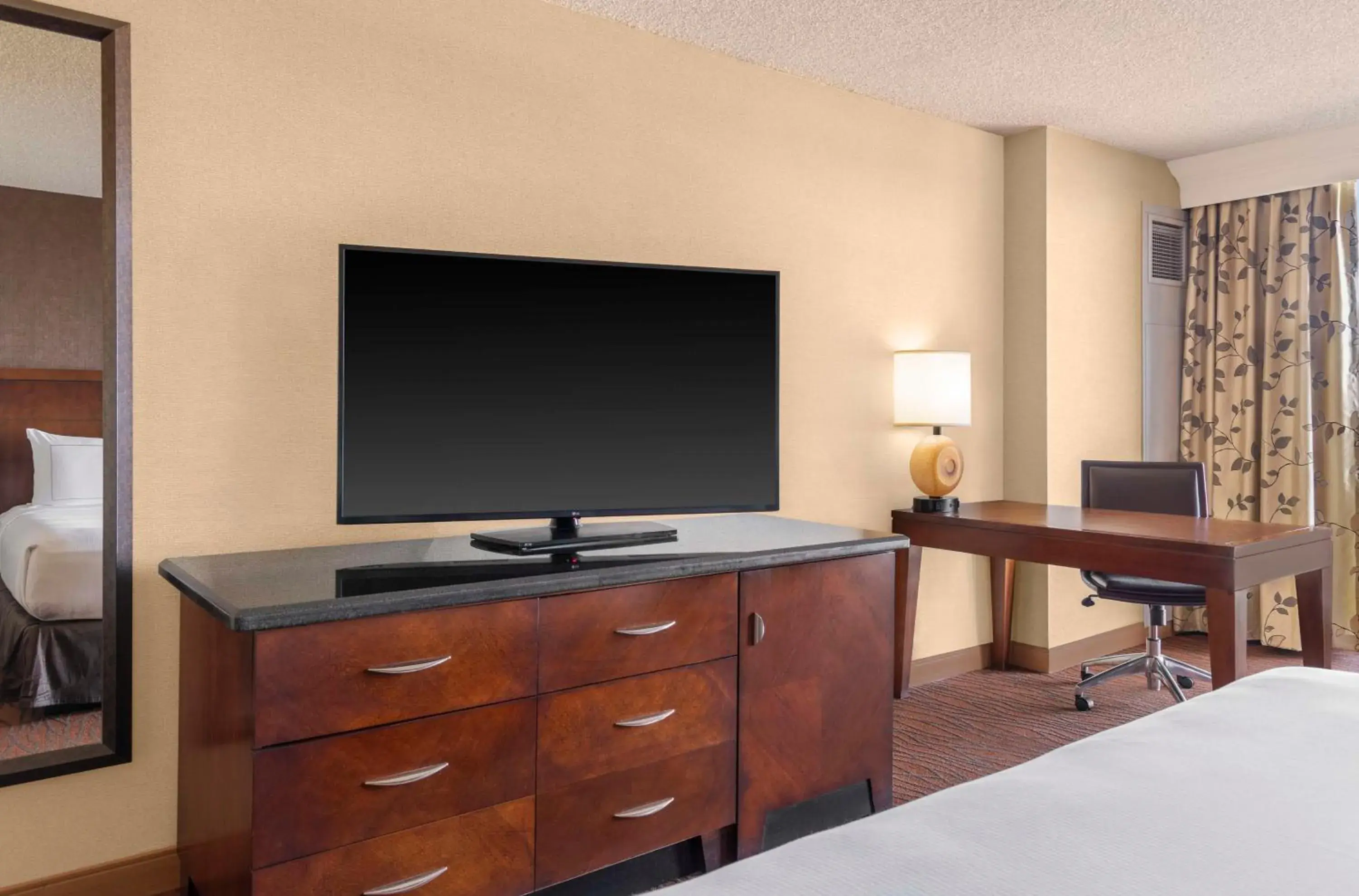 Superior King Room in Hilton Orange County/Costa Mesa Superior King Room in Hilton Orange County/Costa Mesa