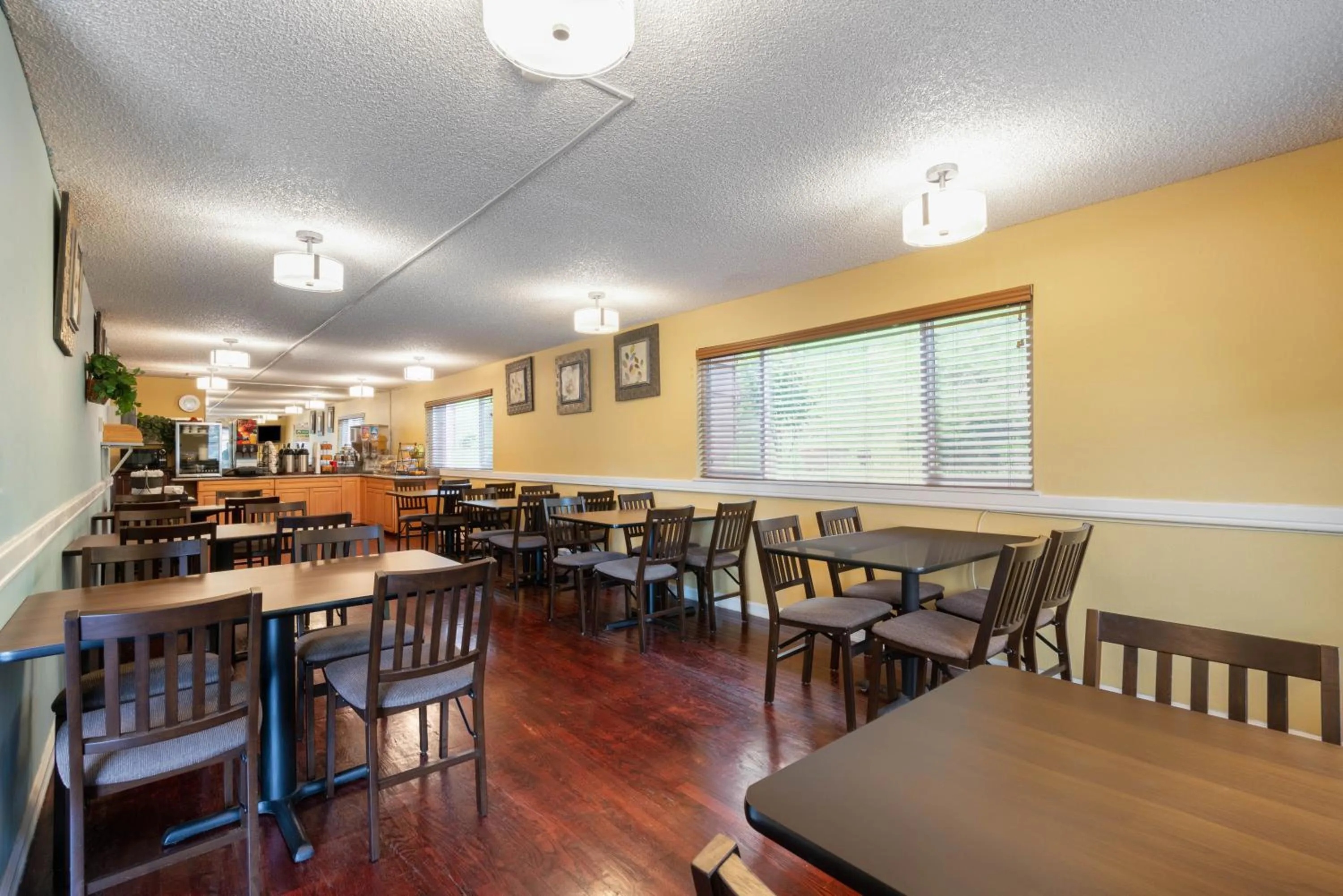 Breakfast in Sutton Suites Hotel