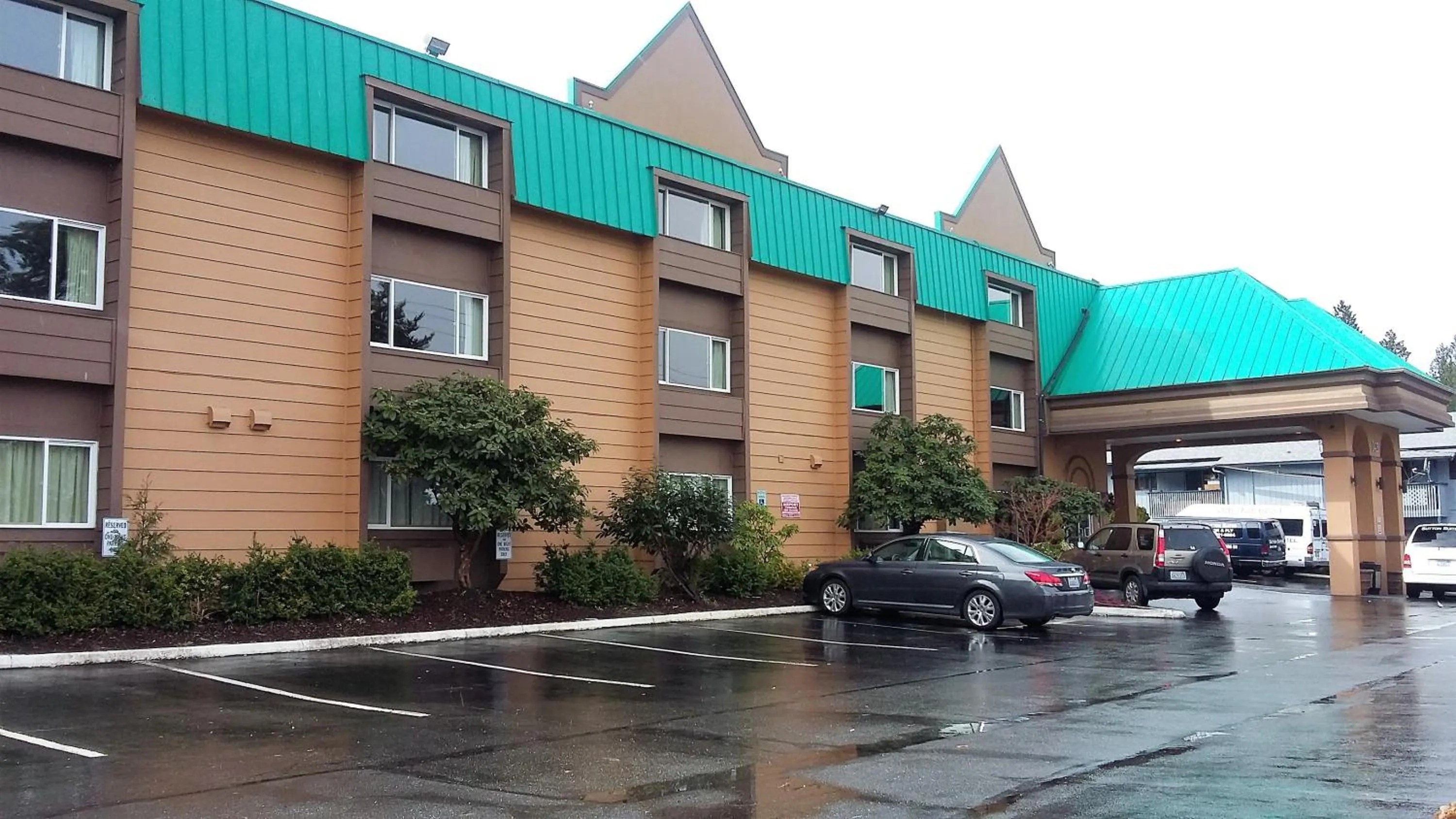 Facade/entrance in Sutton Suites Hotel
