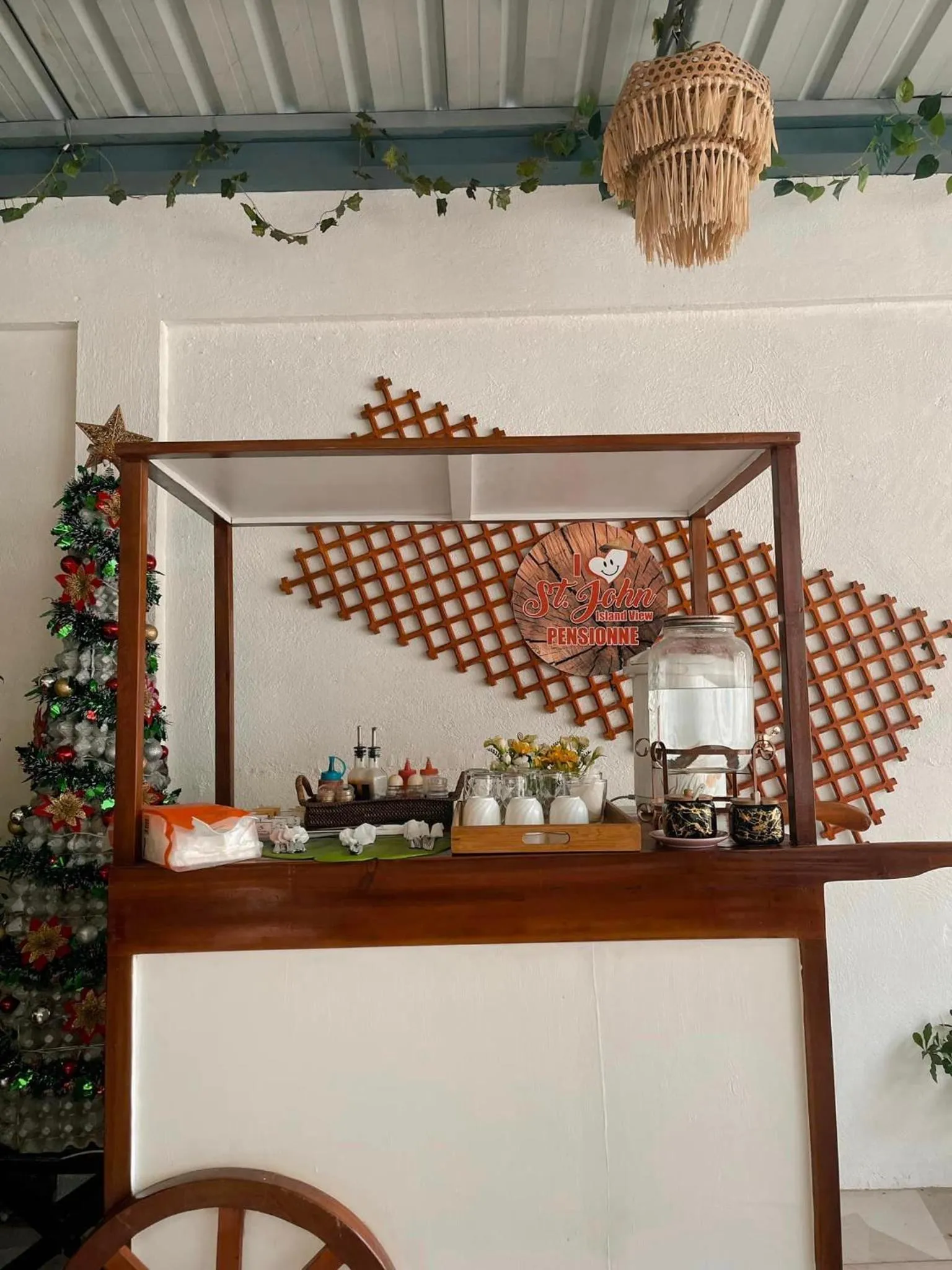 Food and drinks in St. John Island View Pensionne