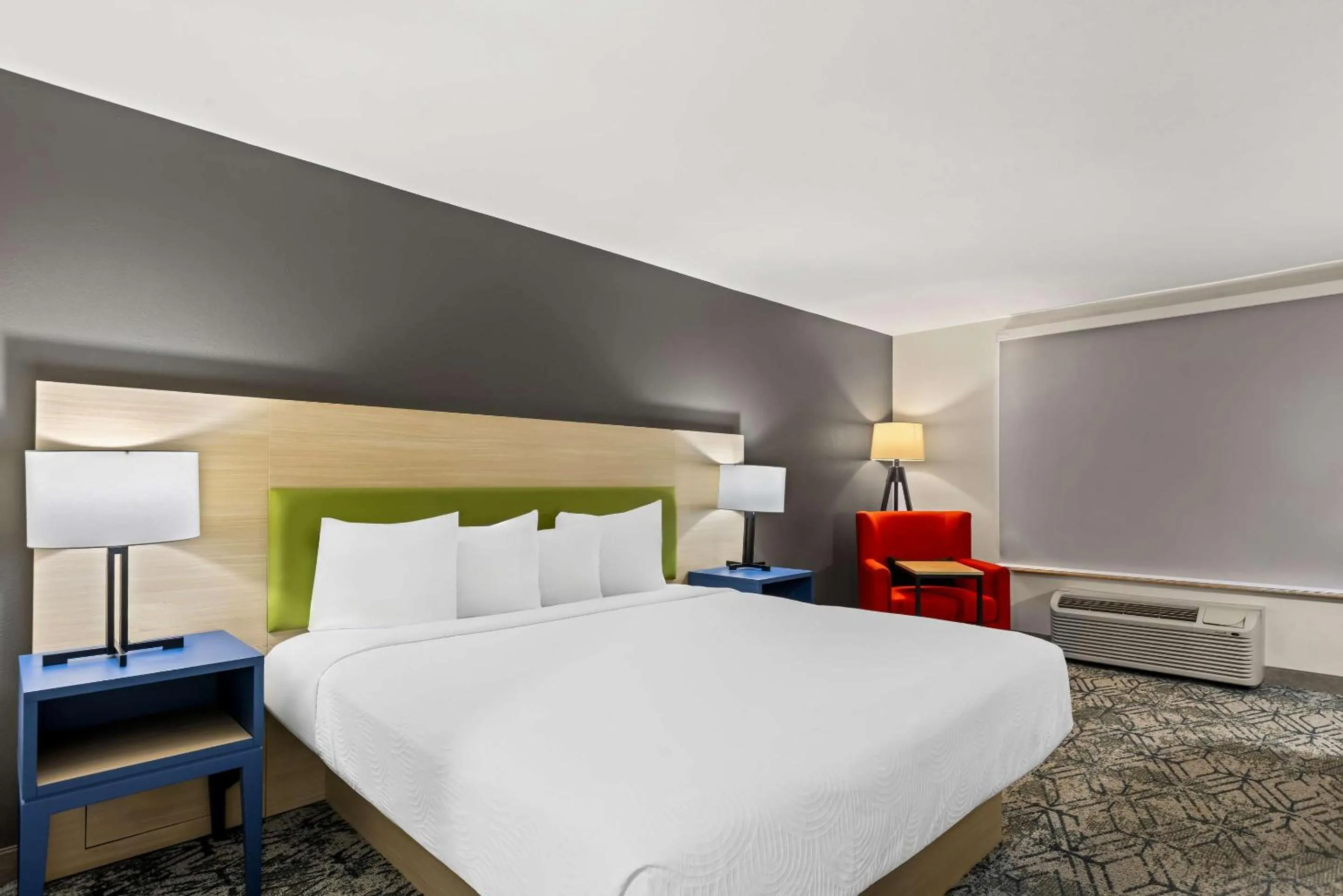 Bedroom, Bed in Country Inn & Suites by Radisson, Savannah I-95 North, GA