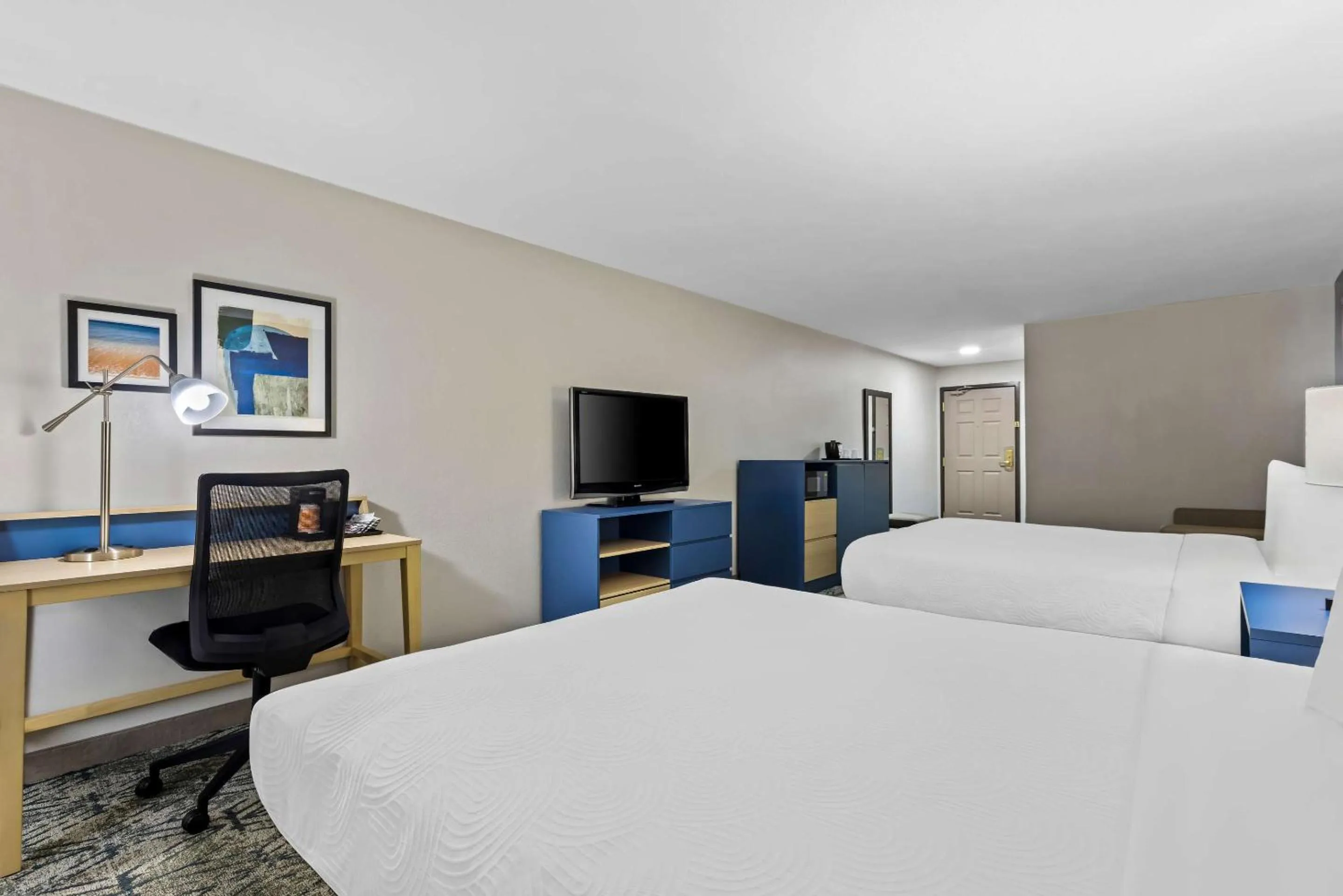 Bedroom, Bed in Country Inn & Suites by Radisson, Savannah I-95 North, GA