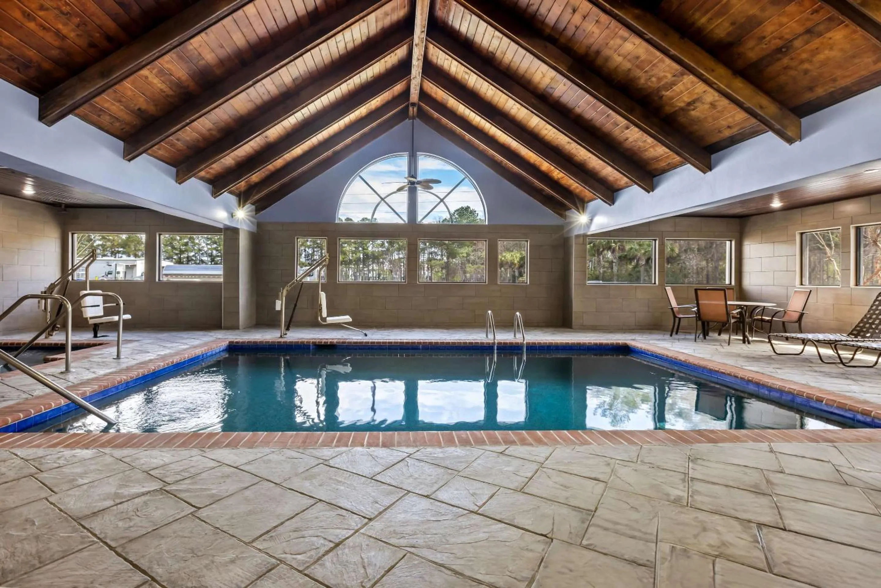 Swimming pool in Country Inn & Suites by Radisson, Savannah I-95 North, GA