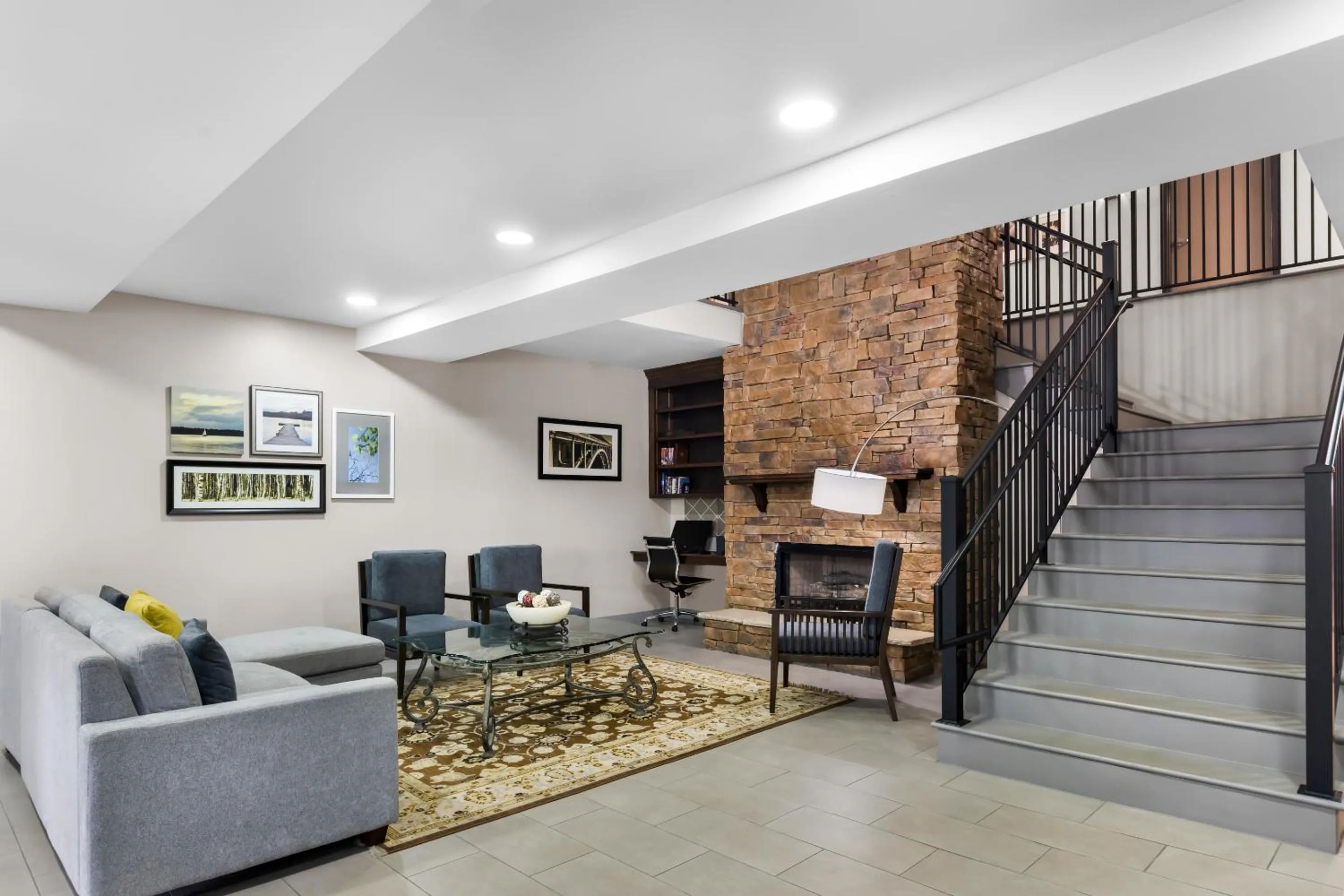 Seating area in Country Inn & Suites by Radisson, Savannah I-95 North, GA
