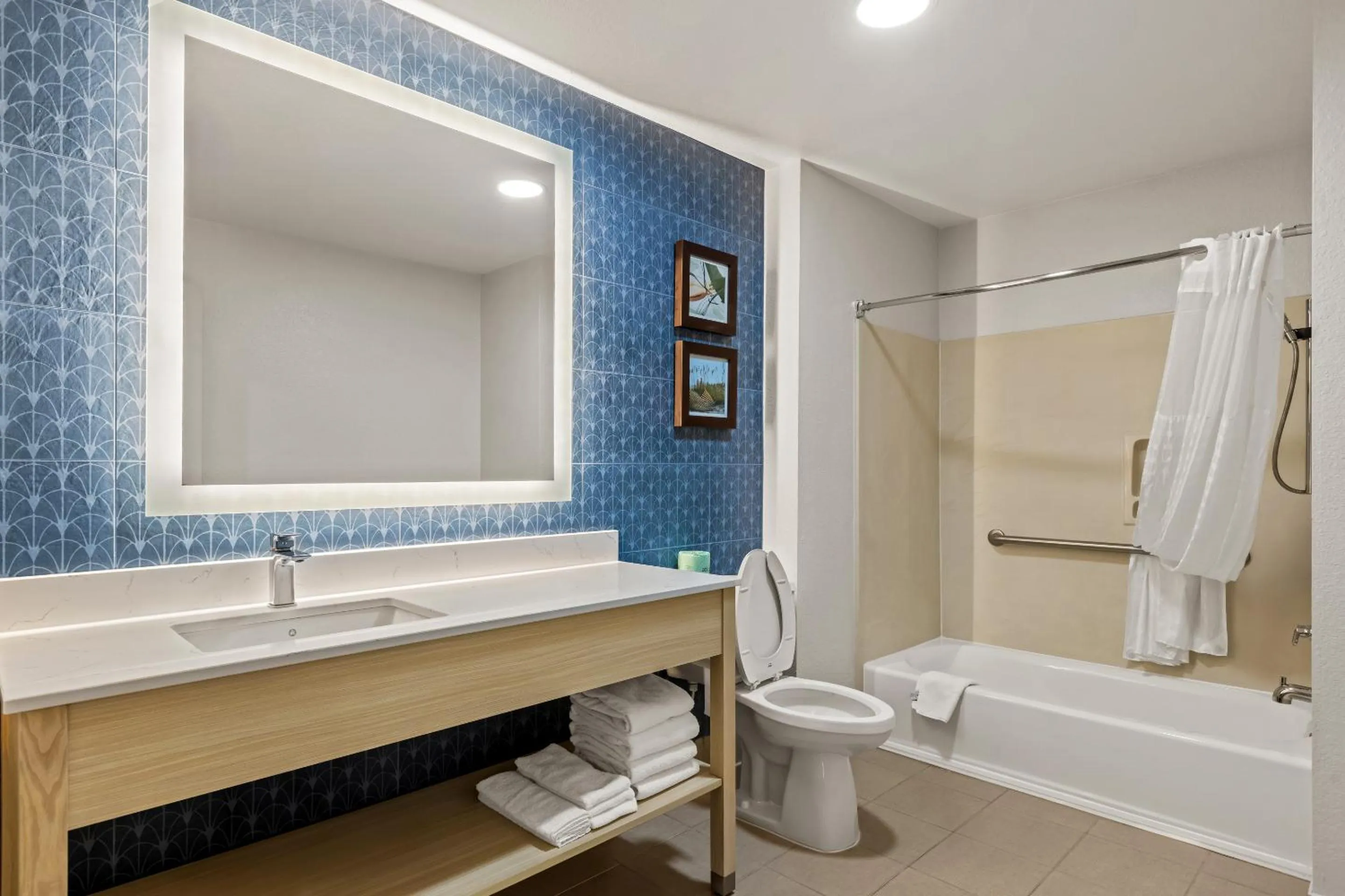 Bathroom in Country Inn & Suites by Radisson, Savannah I-95 North, GA