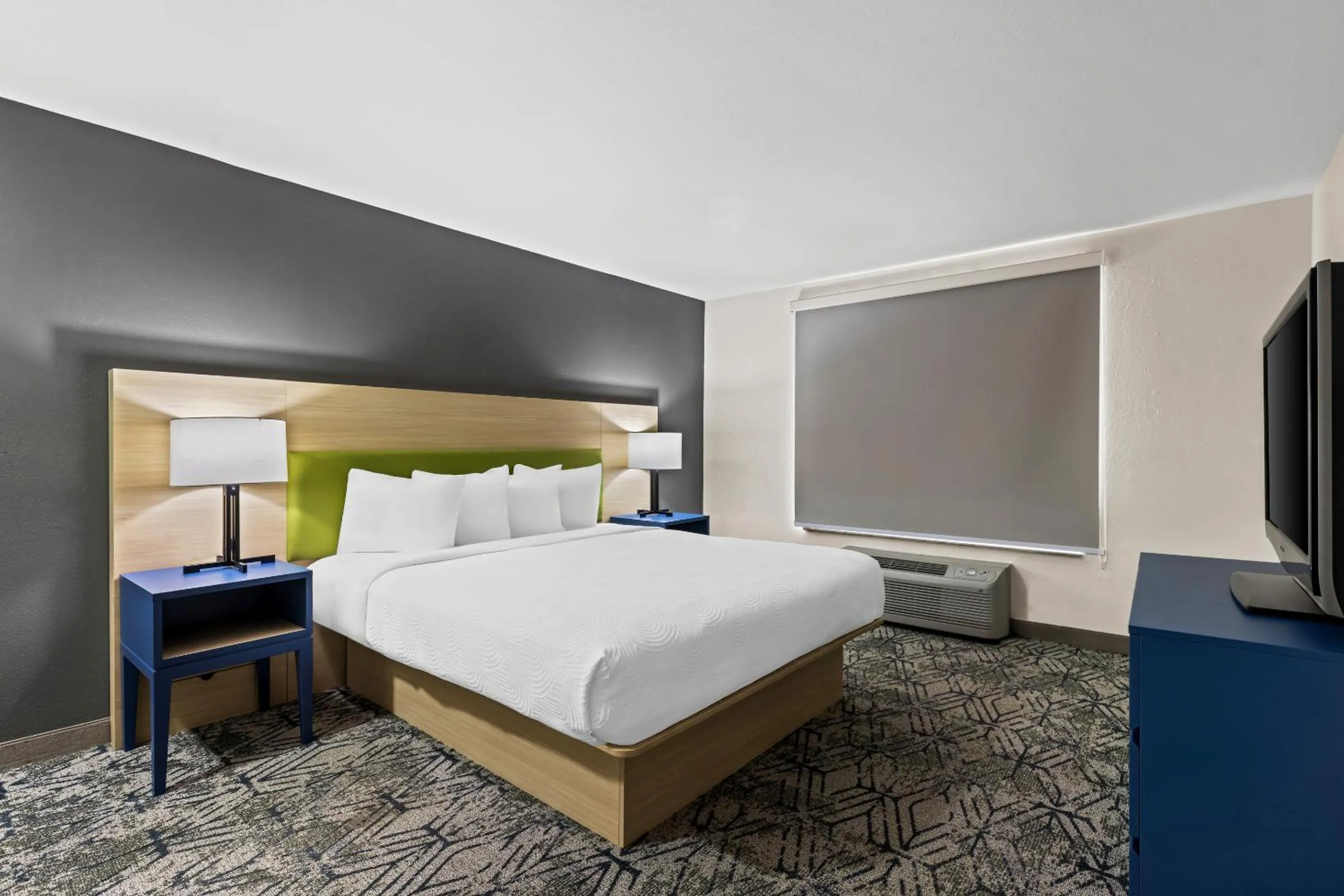 Bedroom, Bed in Country Inn & Suites by Radisson, Savannah I-95 North, GA