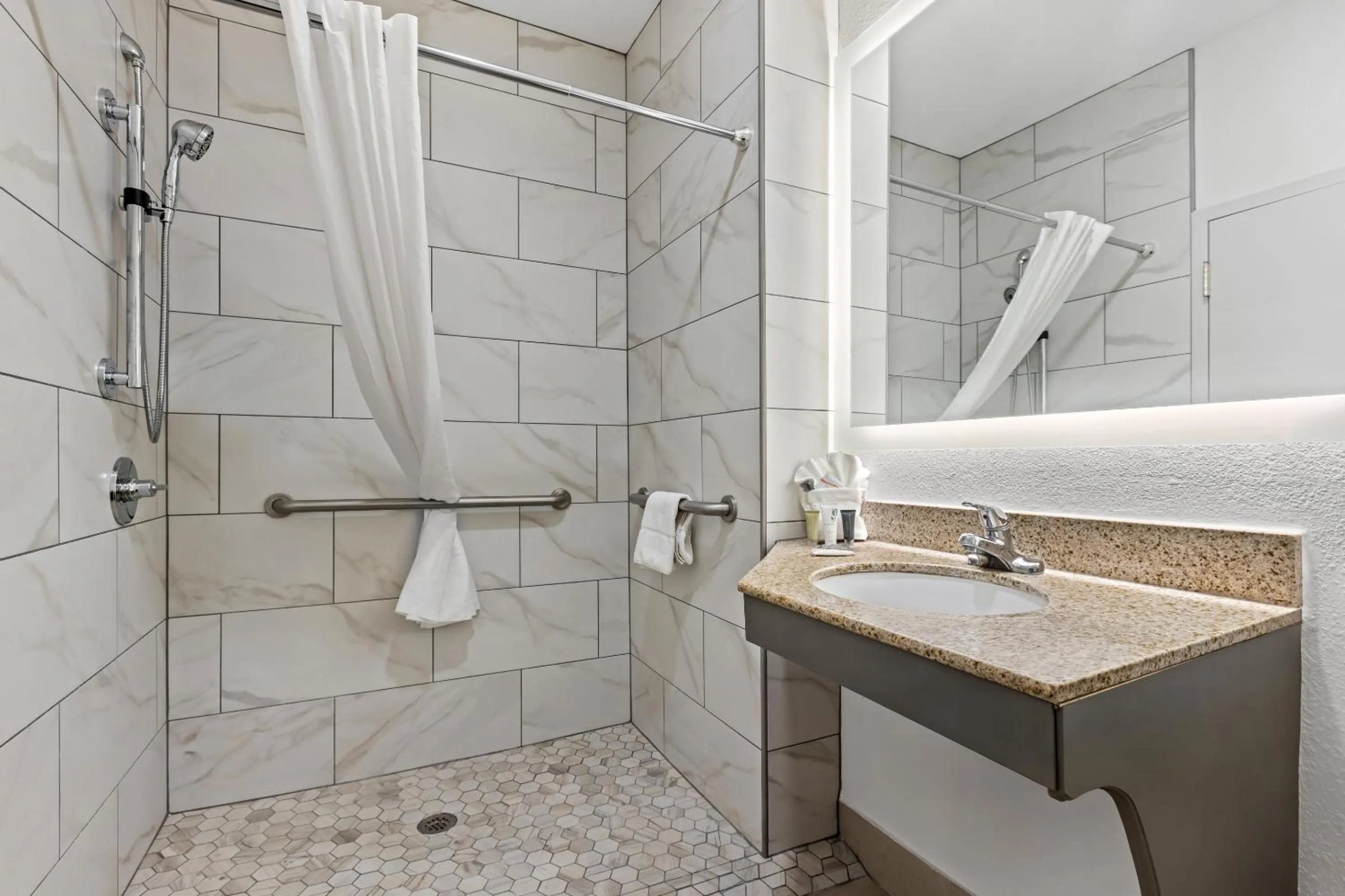 Bathroom in Country Inn & Suites by Radisson, Savannah I-95 North, GA