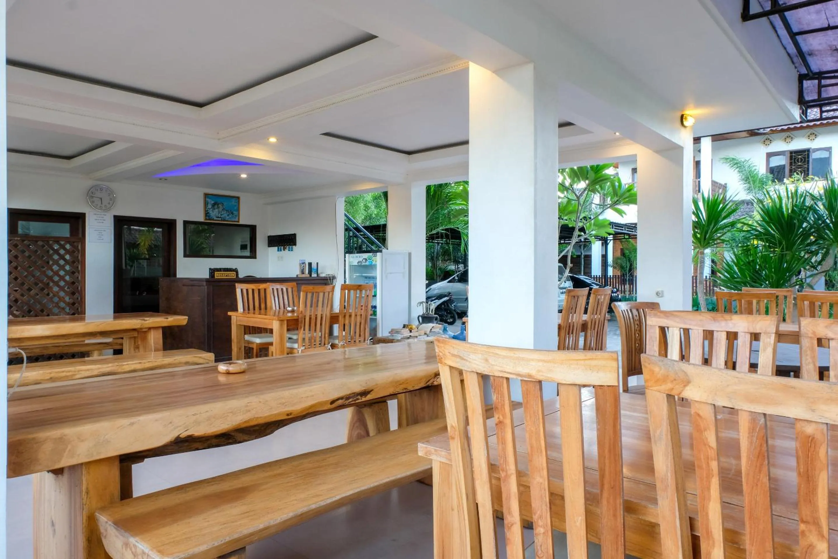 Restaurant/places to eat in Friends Beach Hotel
