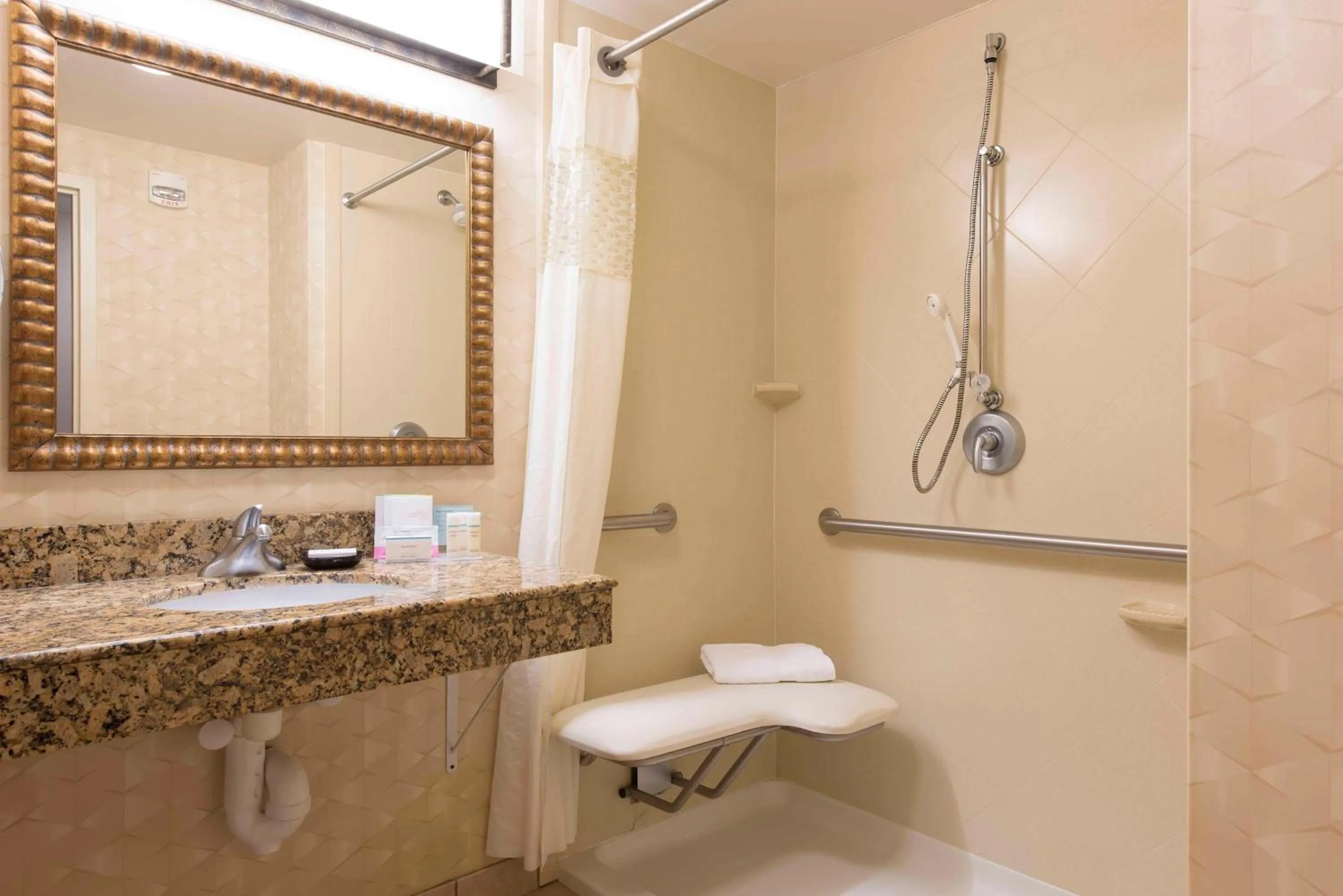 Bathroom in Hampton Inn and Suites Indianapolis-Fishers