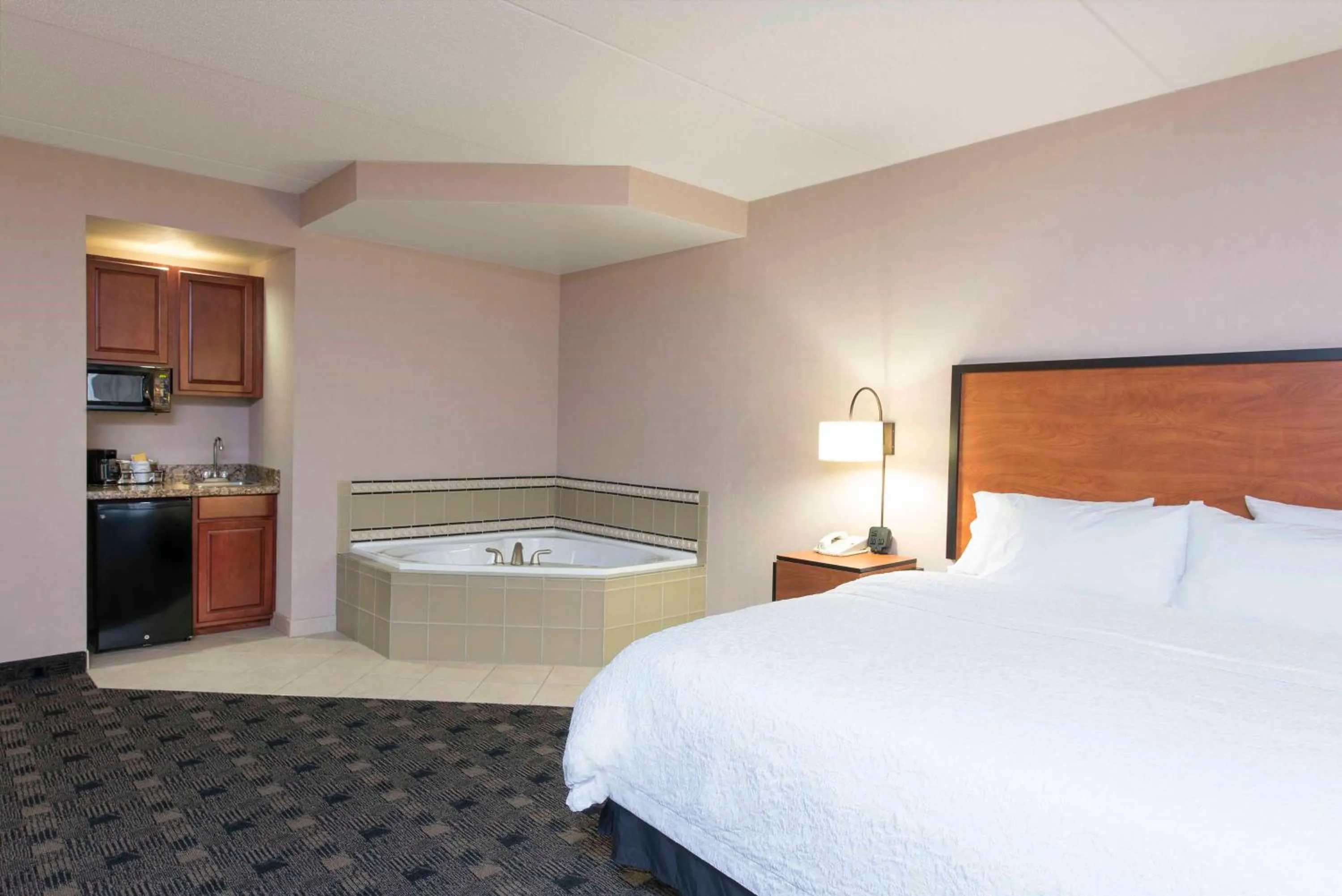 Bed in Hampton Inn and Suites Indianapolis-Fishers