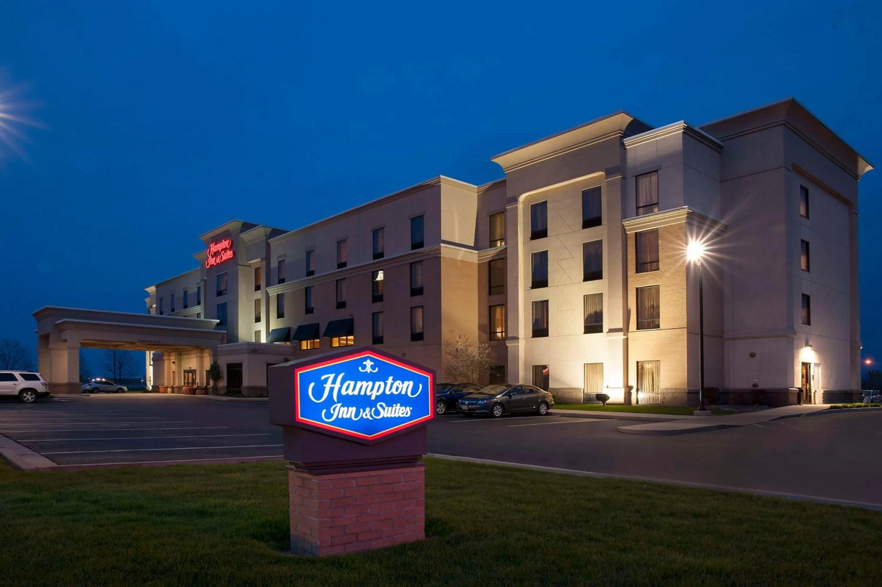 Property building in Hampton Inn and Suites Indianapolis-Fishers