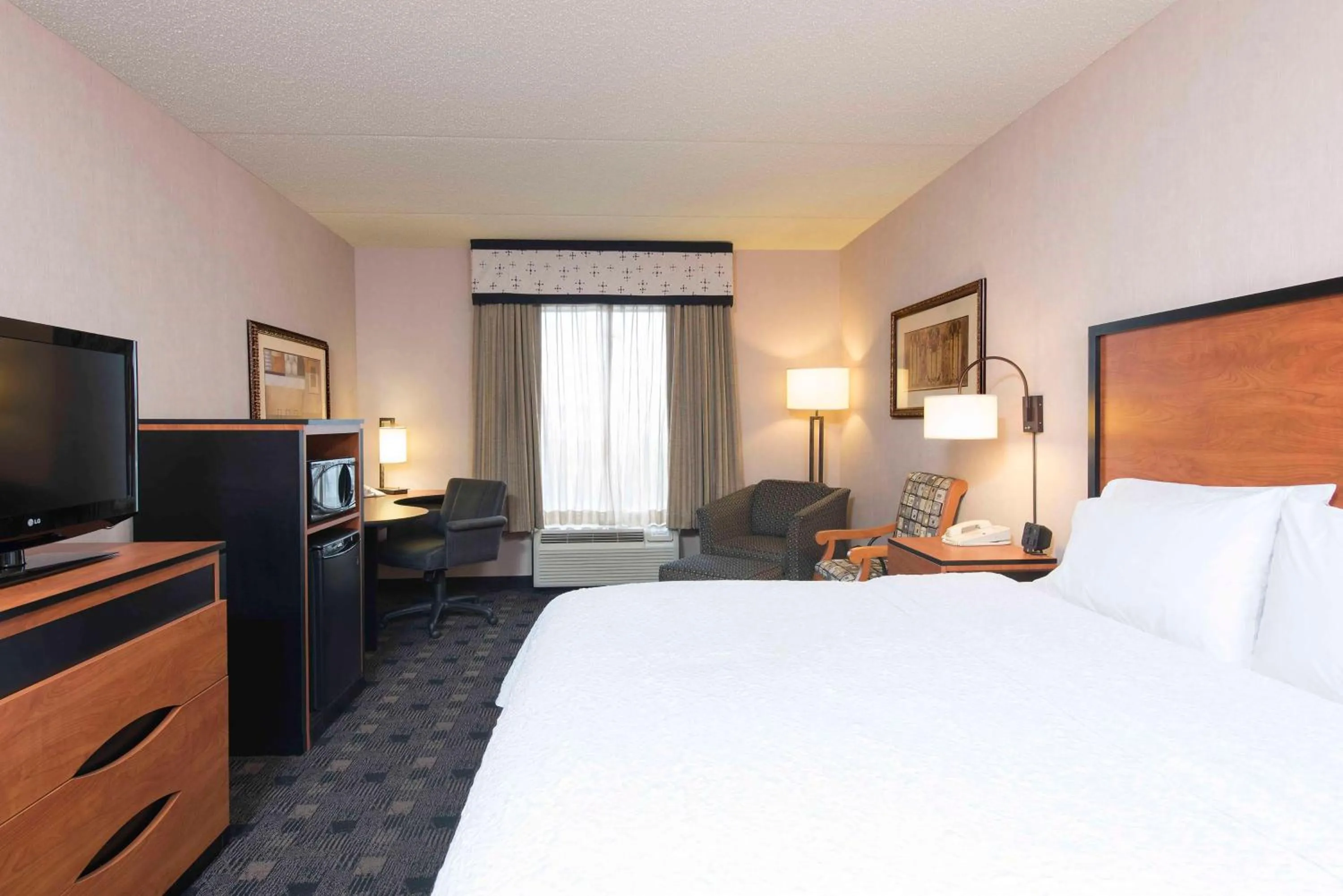 Bed in Hampton Inn and Suites Indianapolis-Fishers
