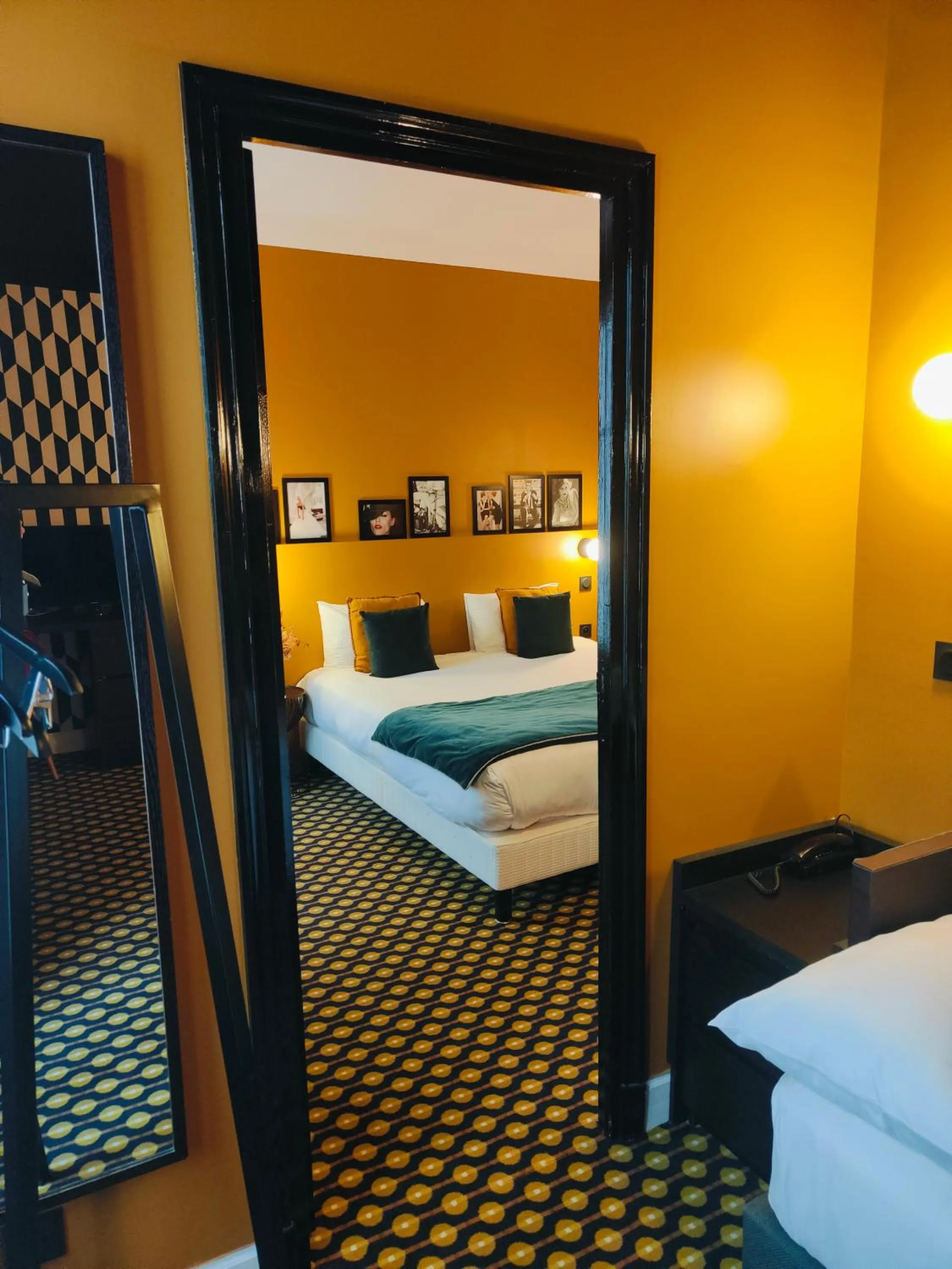Photo of the whole room, Bed in Hôtel Noir