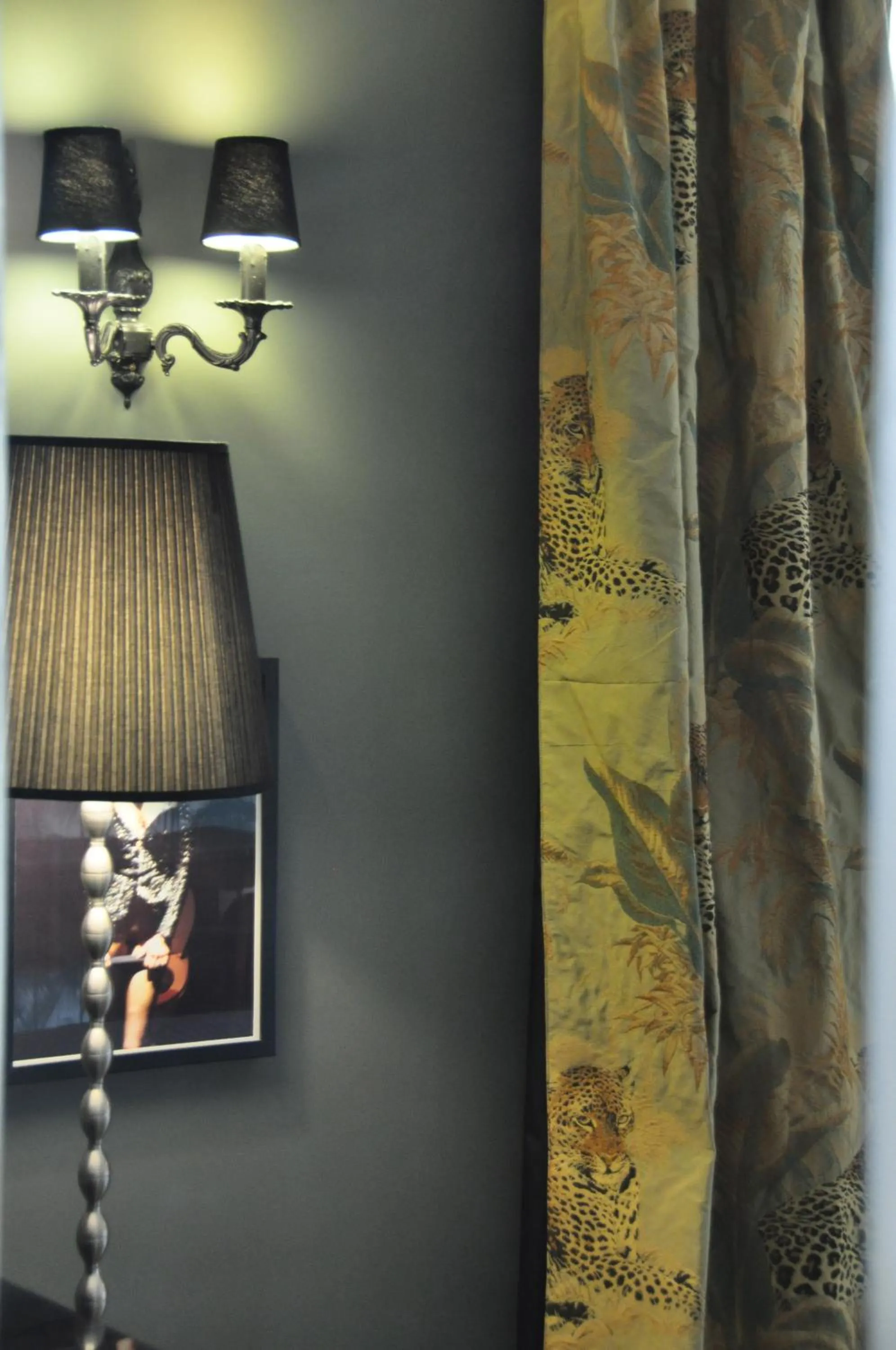 Decorative detail in Hôtel Noir