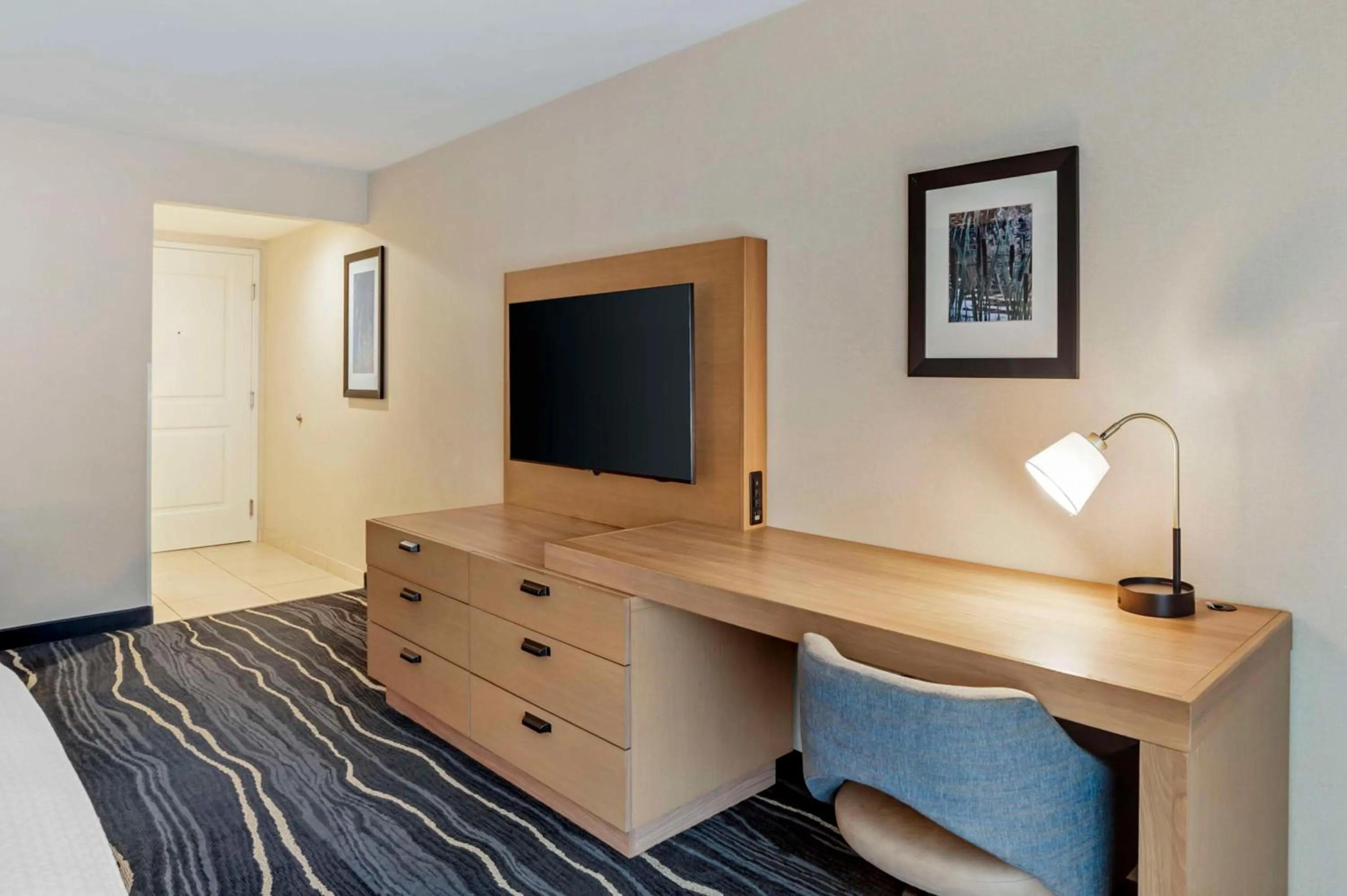 Bedroom in Best Western Plus Marina Gateway Hotel