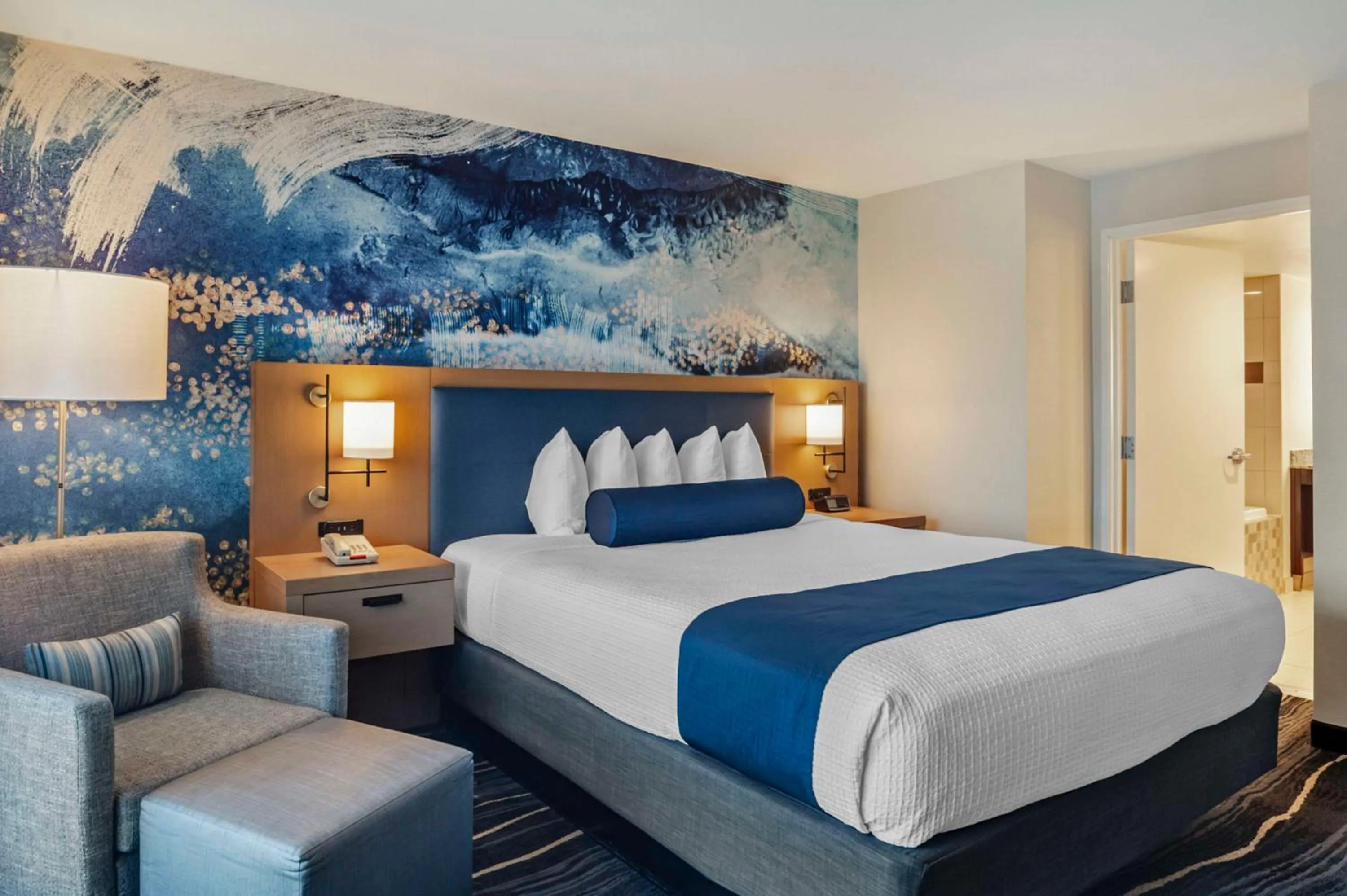 Bedroom, Bed in Best Western Plus Marina Gateway Hotel