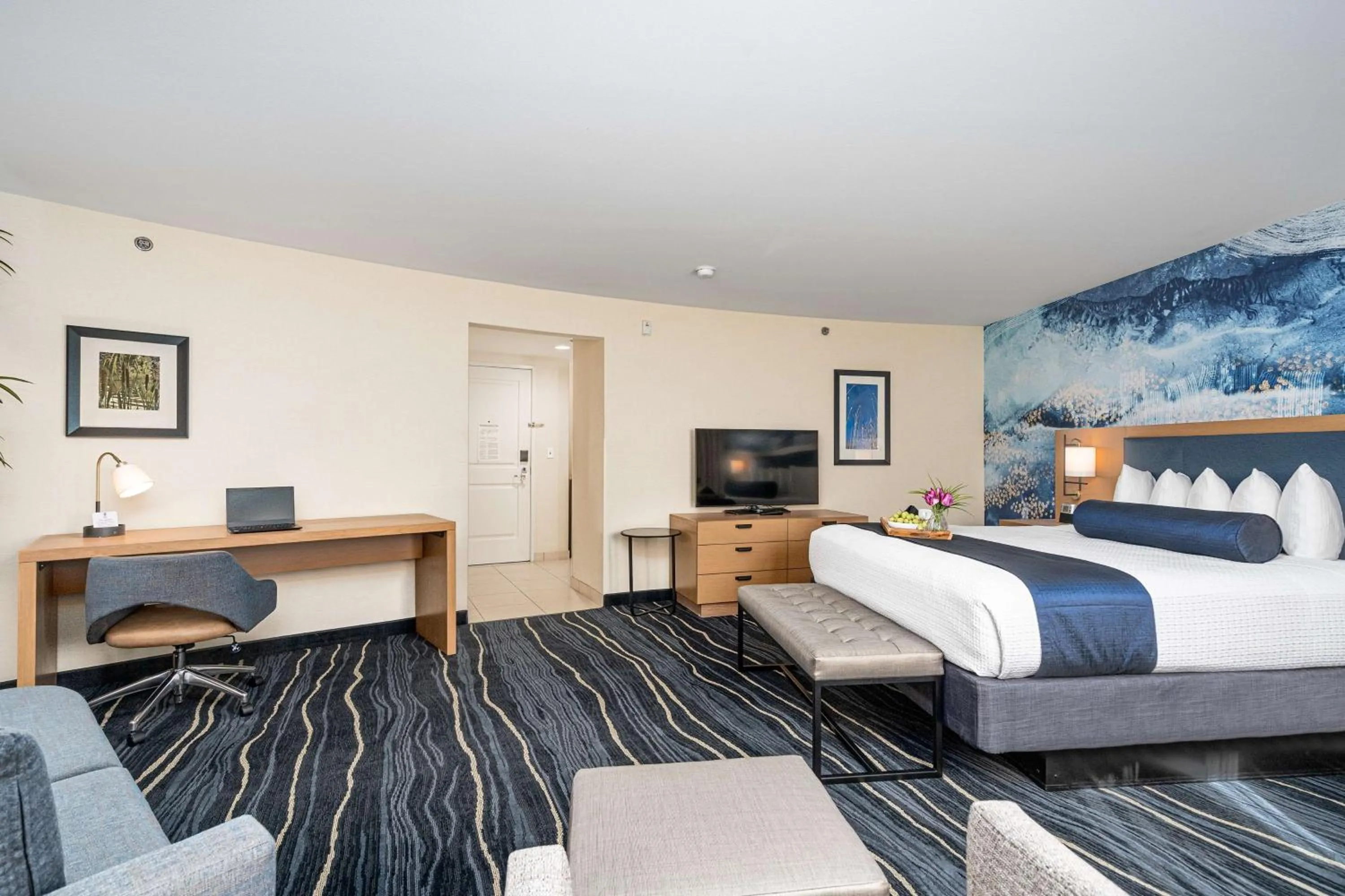 Photo of the whole room, Bed in Best Western Plus Marina Gateway Hotel