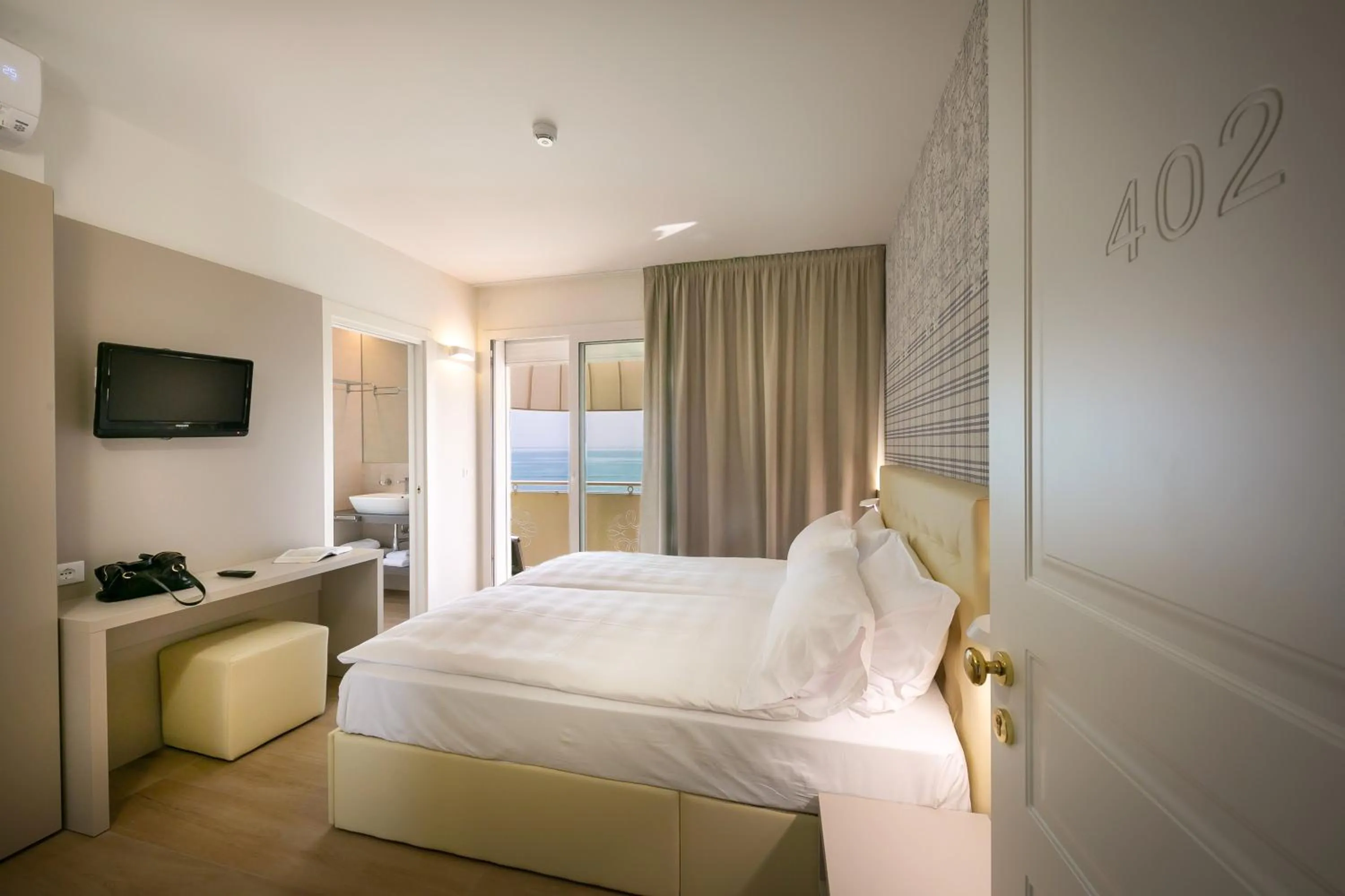 Bedroom in Hotel Le Lampare