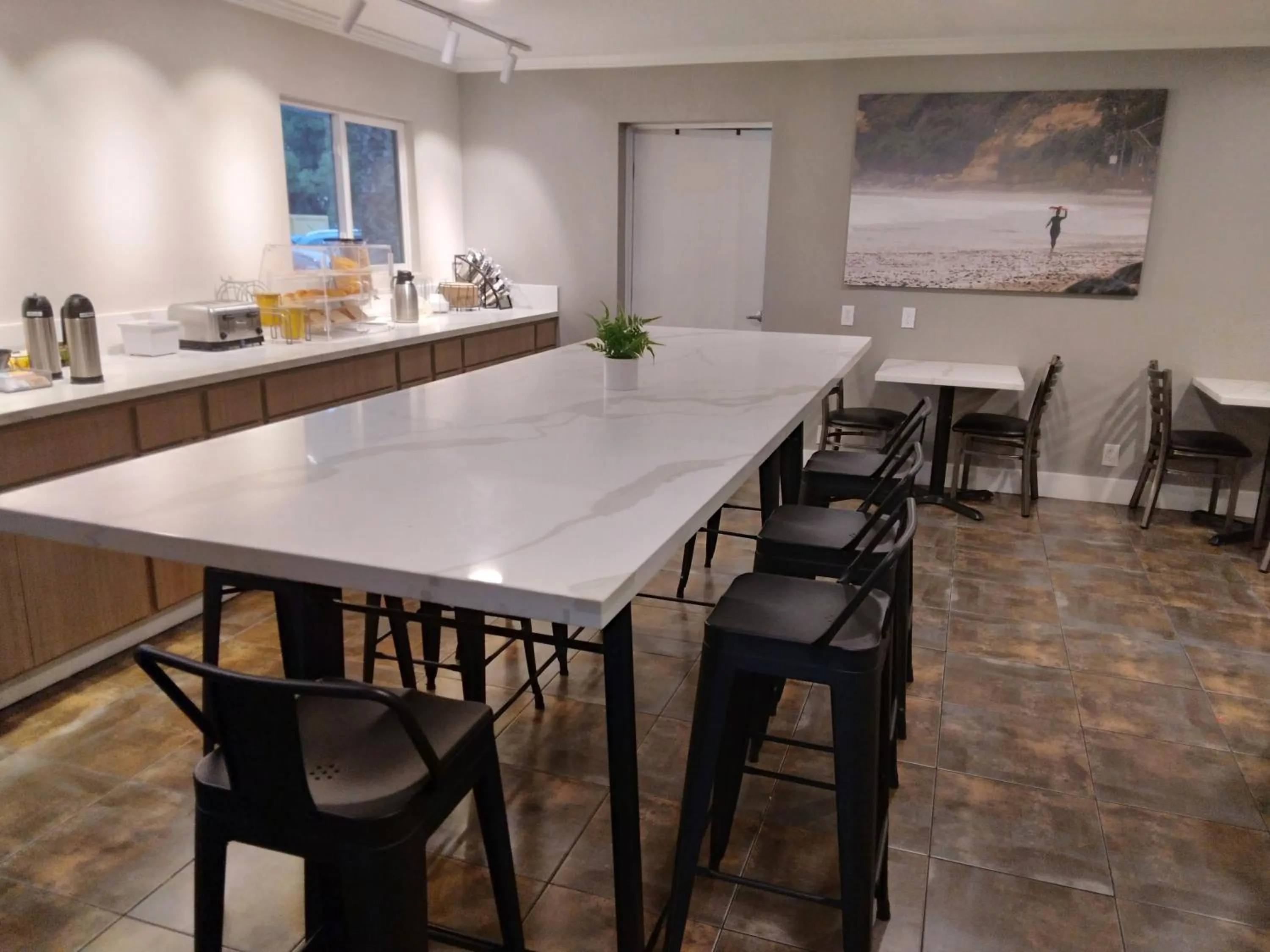 Dining area in SureStay Hotel by Best Western Chula Vista San Diego Bay