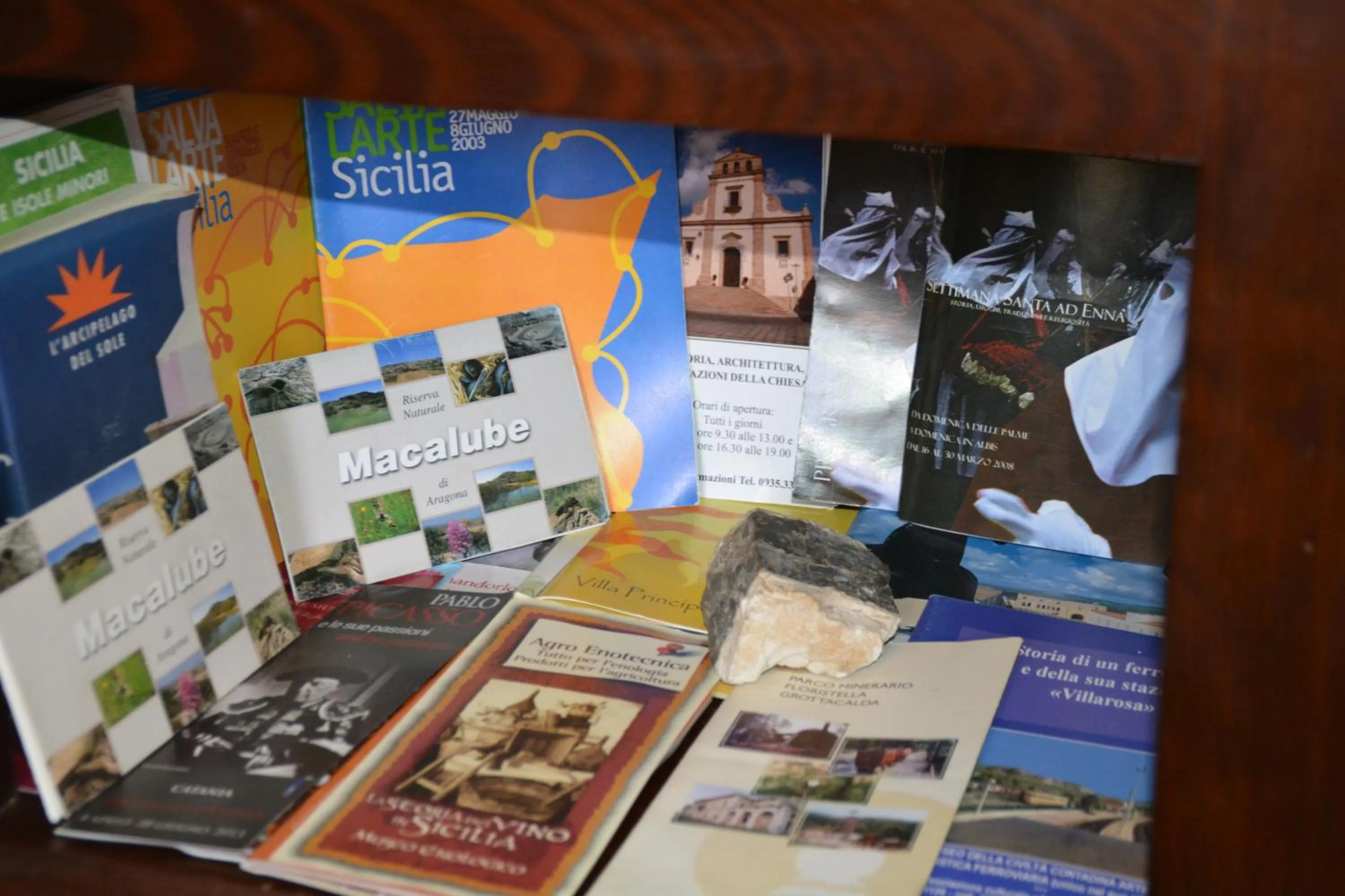 Library in Etna Hiking B&B