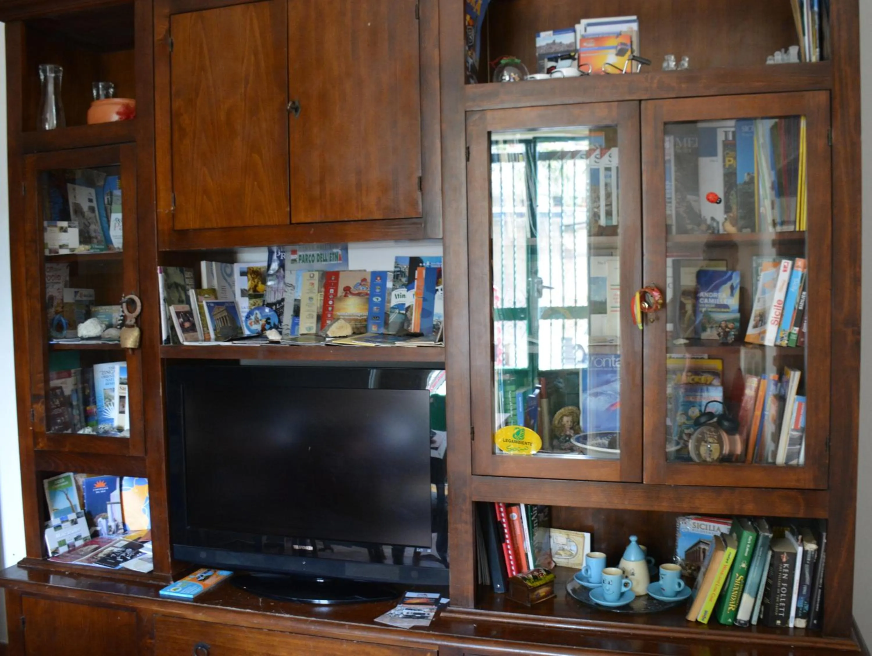Library in Etna Hiking B&B