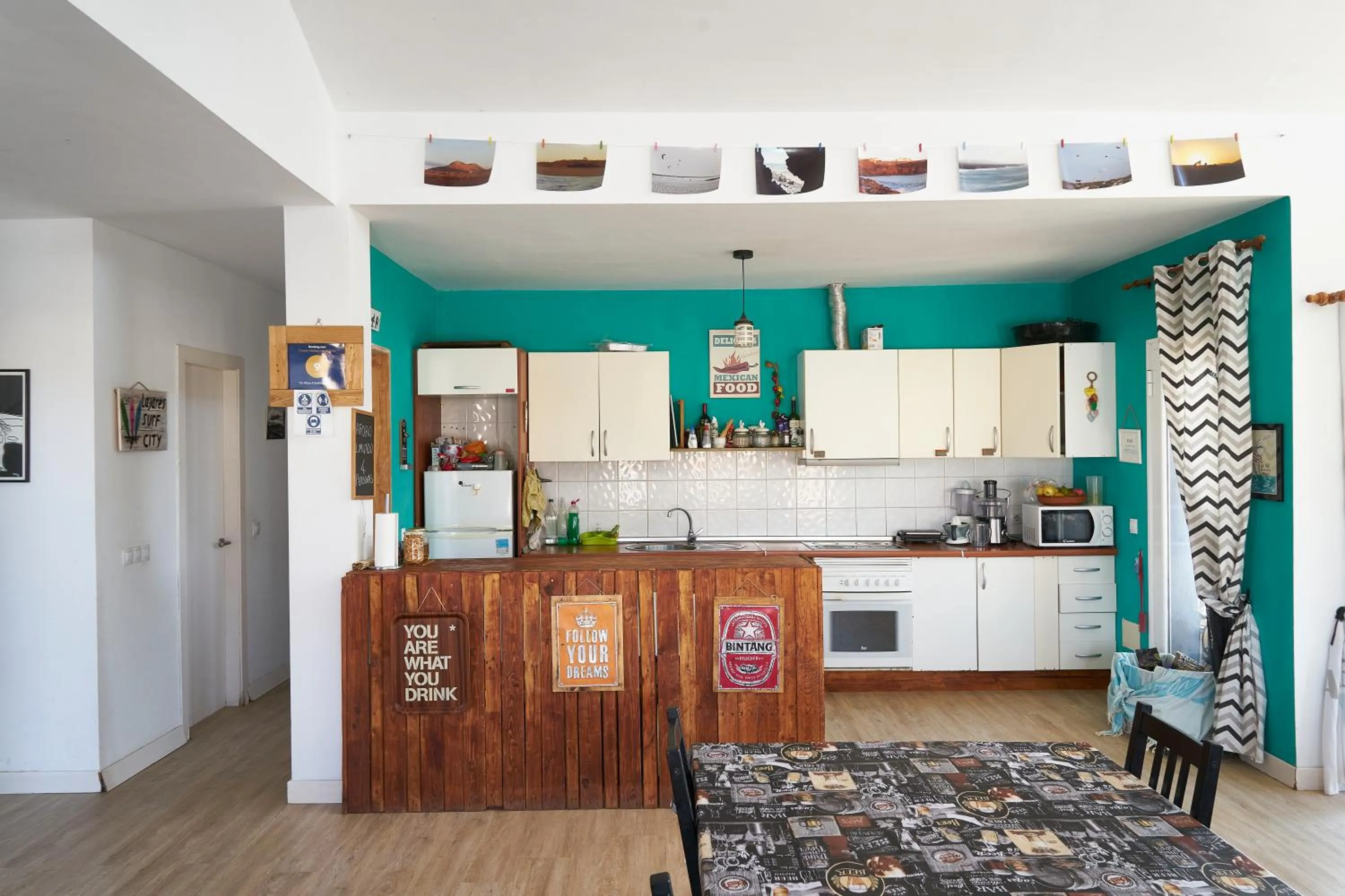 Communal kitchen in Da Mata Kite&Surf House