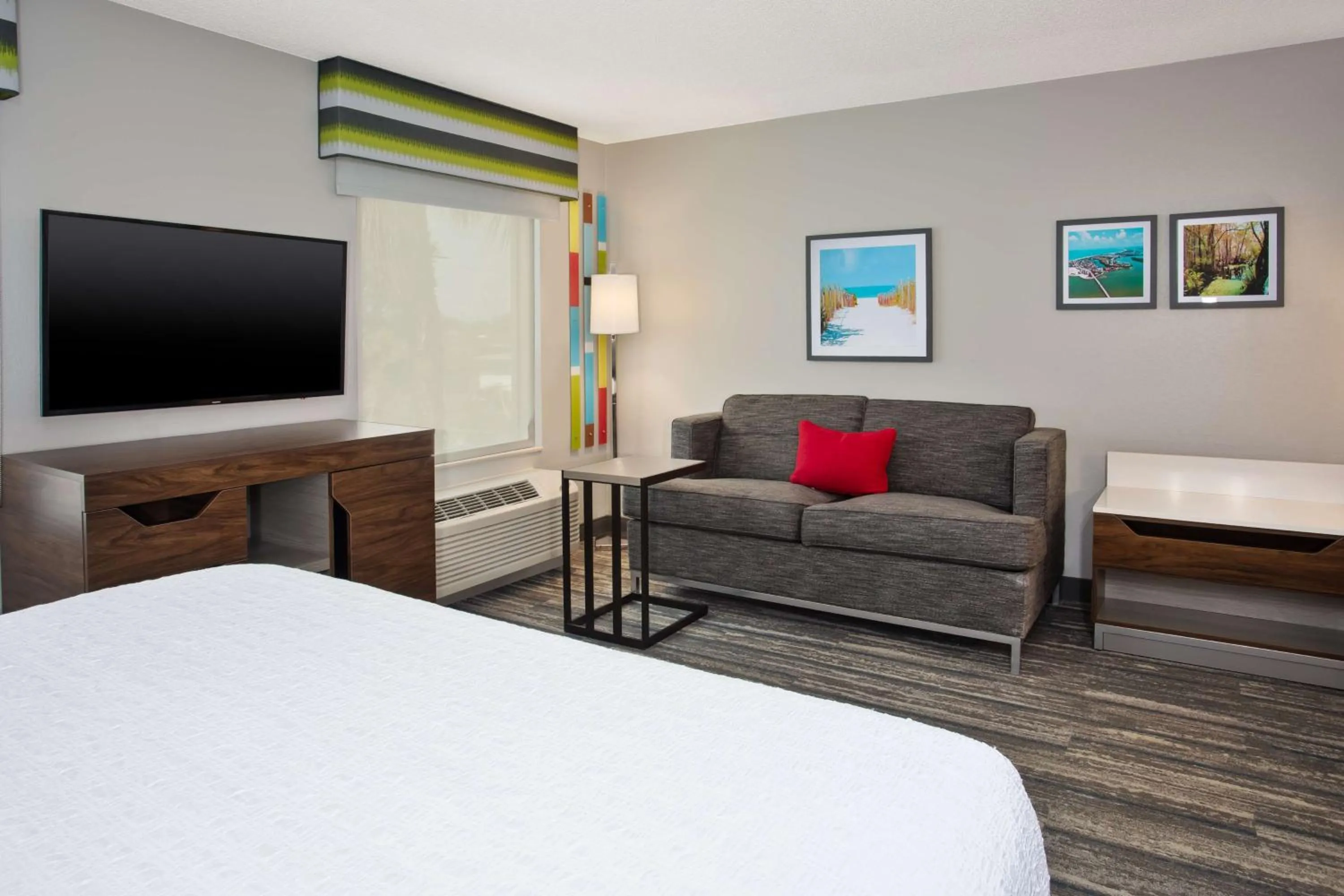 Living room, Bed in Hampton Inn & Suites Cape Coral / Fort Myers