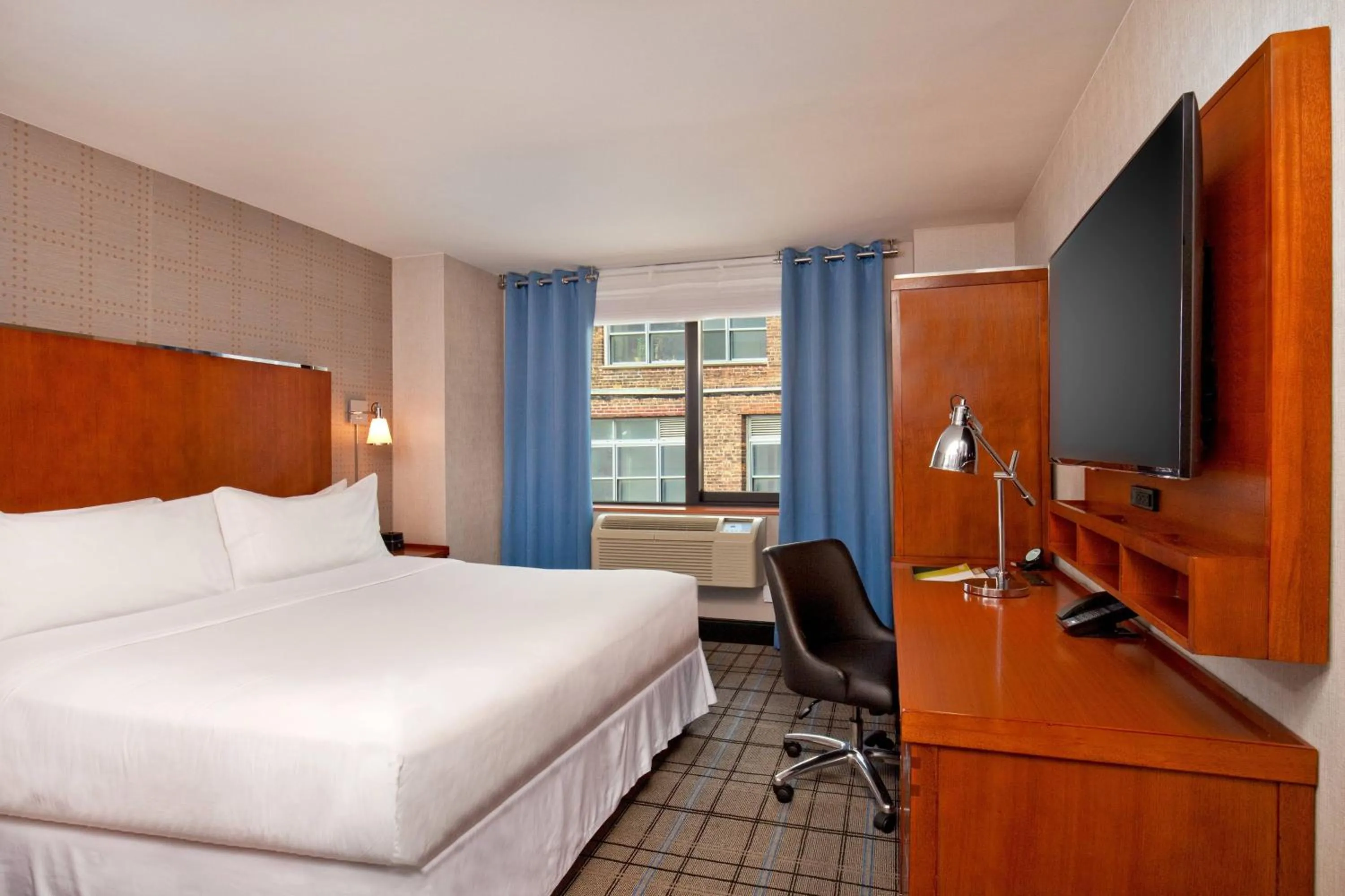 Photo of the whole room, Bed in Four Points by Sheraton Midtown - Times Square