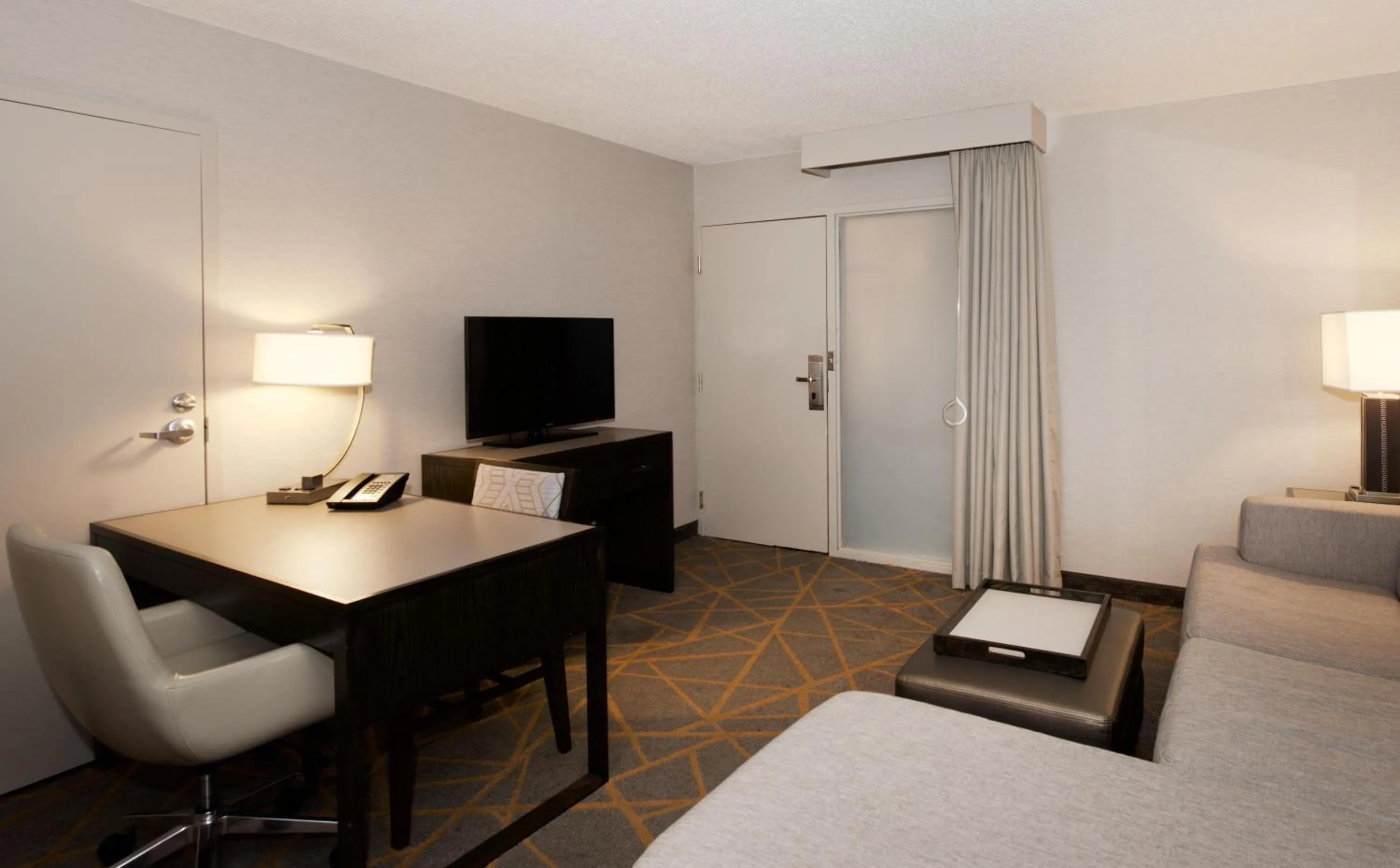 Bedroom, Bed in Embassy Suites by Hilton Cincinnati Northeast - Blue Ash