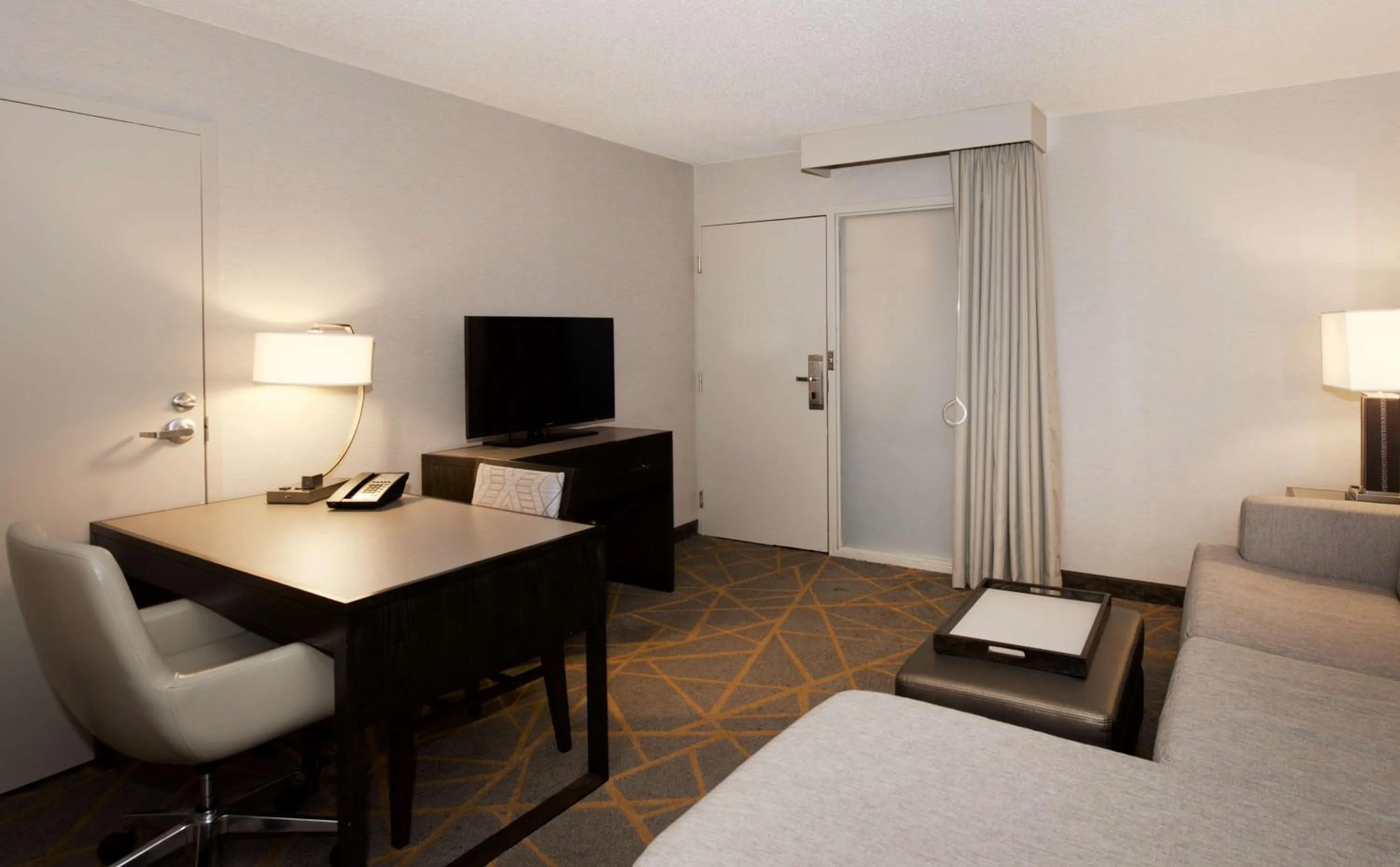 Bedroom, Bed in Embassy Suites by Hilton Cincinnati Northeast - Blue Ash