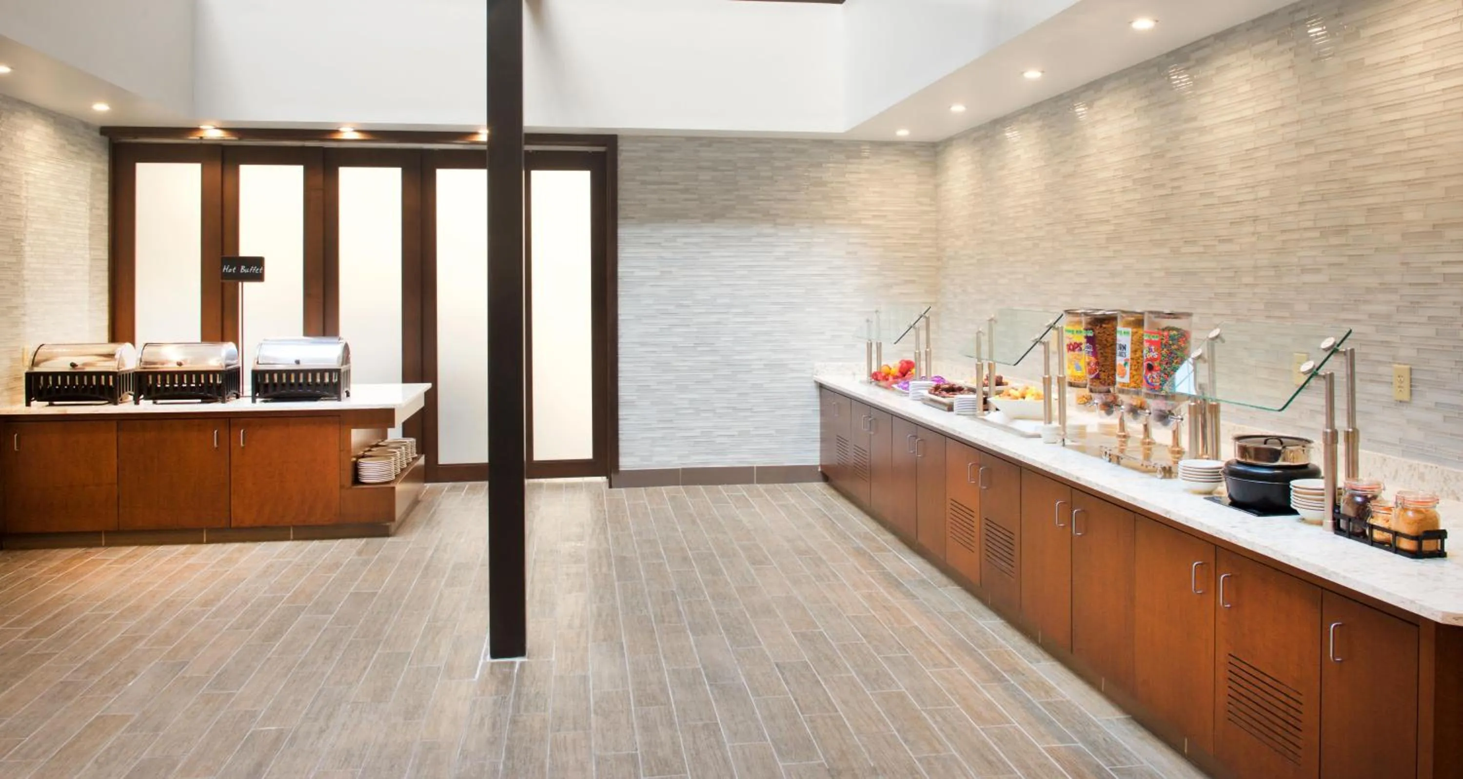 Dining area in Embassy Suites by Hilton Cincinnati Northeast - Blue Ash