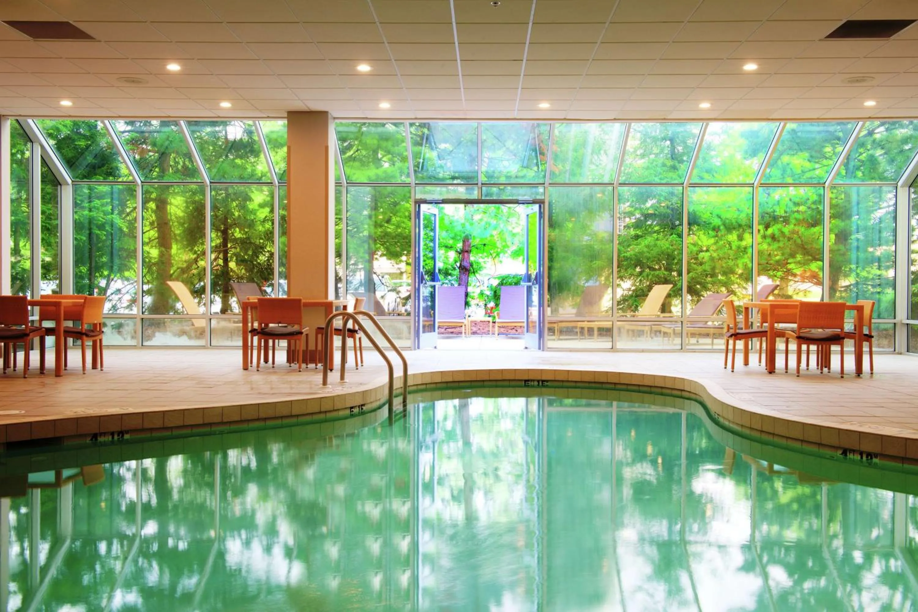 Pool view in Embassy Suites by Hilton Cincinnati Northeast - Blue Ash